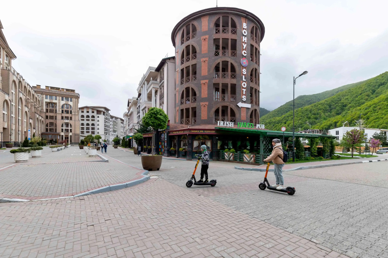 Апартаменты Море Апартаментов на набережной Времена Года