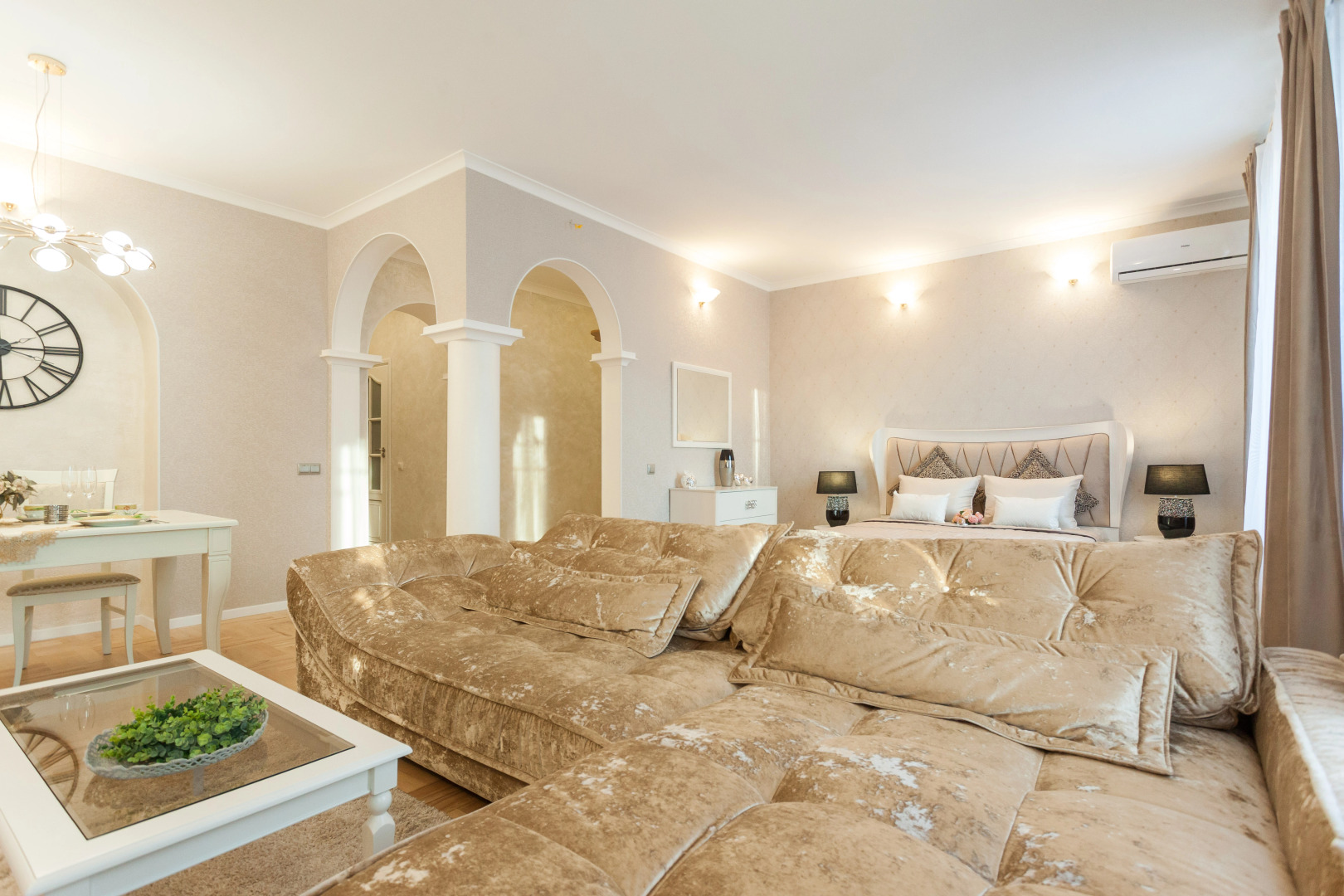 Апартаменты двухкомнатные экстра-люкс в центре