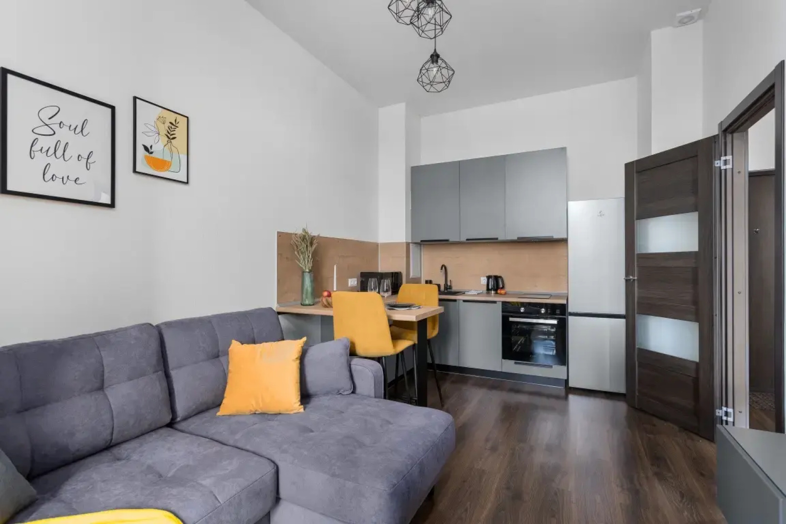 Квартира Комфорт с Балконом и Видом на Город Moderna Flat Status