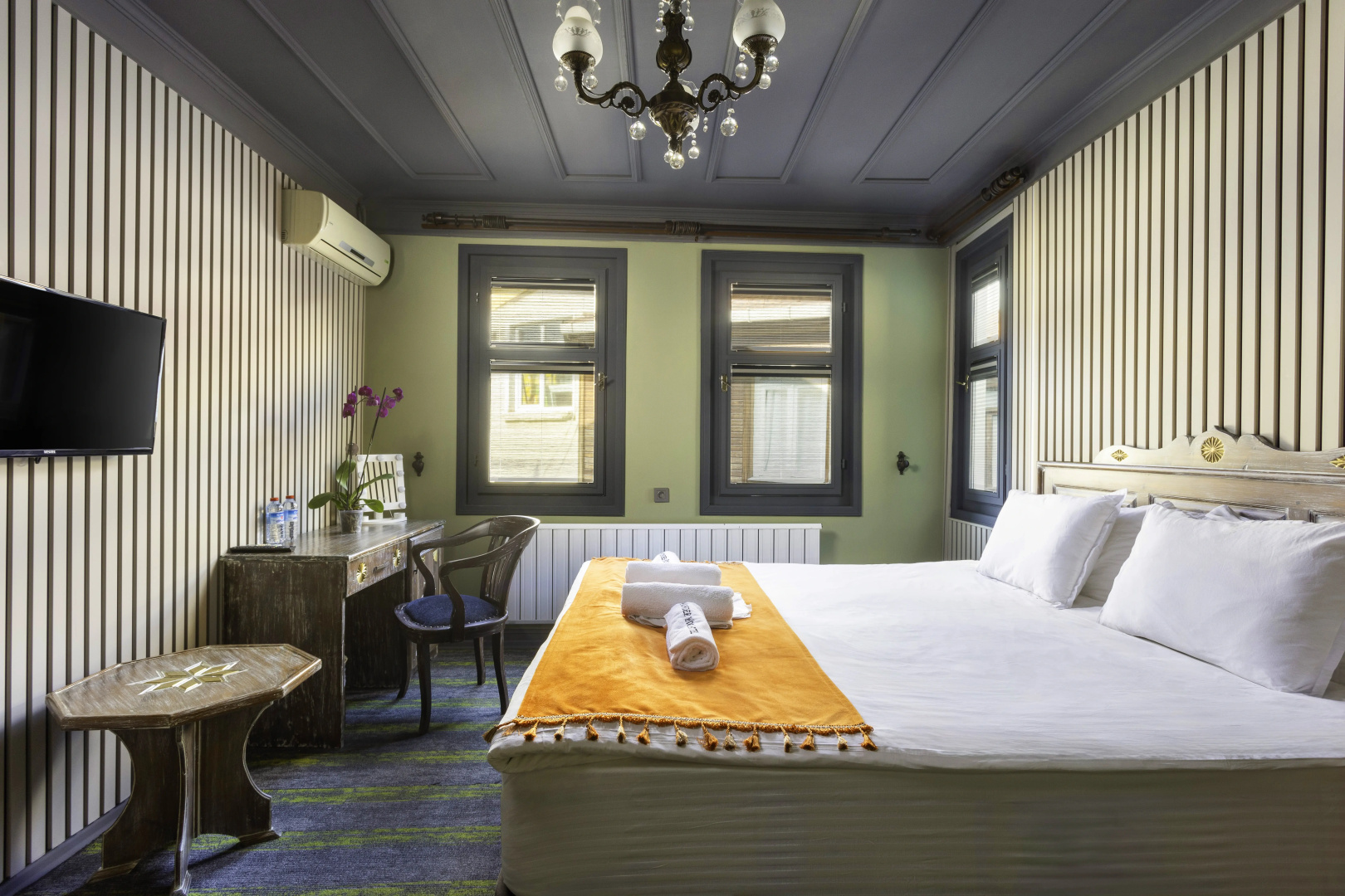 Wonder Wood Hotel