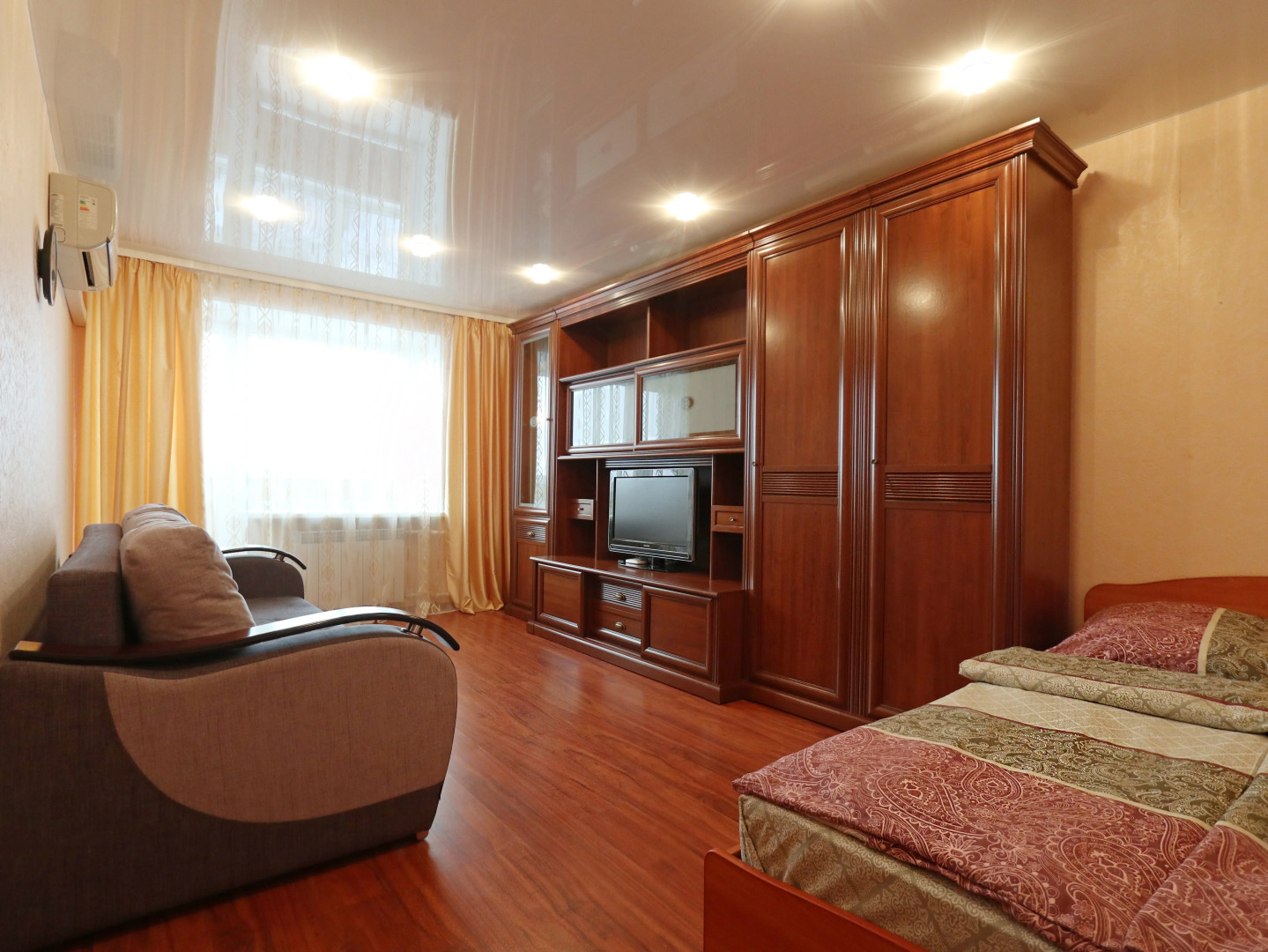 Апартаменты Granada Тихая уютная однокомнатная с шикарным видом на город и пруд