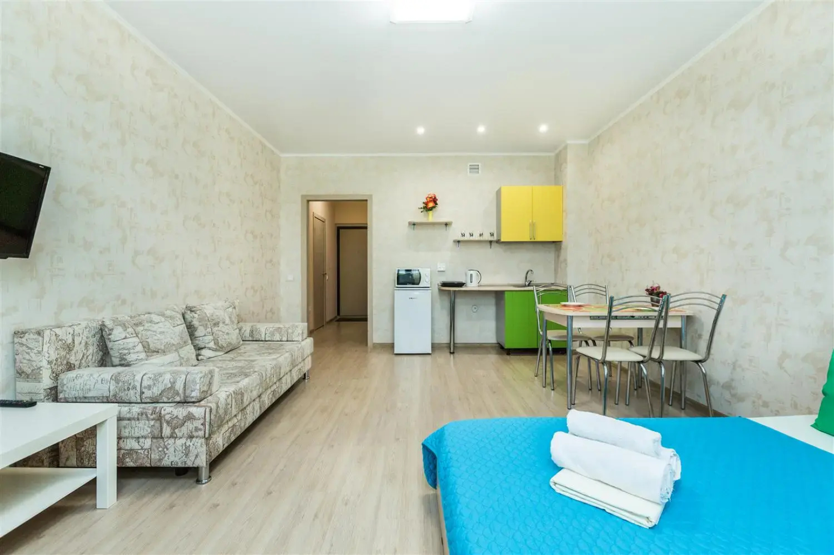 Апартаменты студия в ярких тонах в центре Тюмени