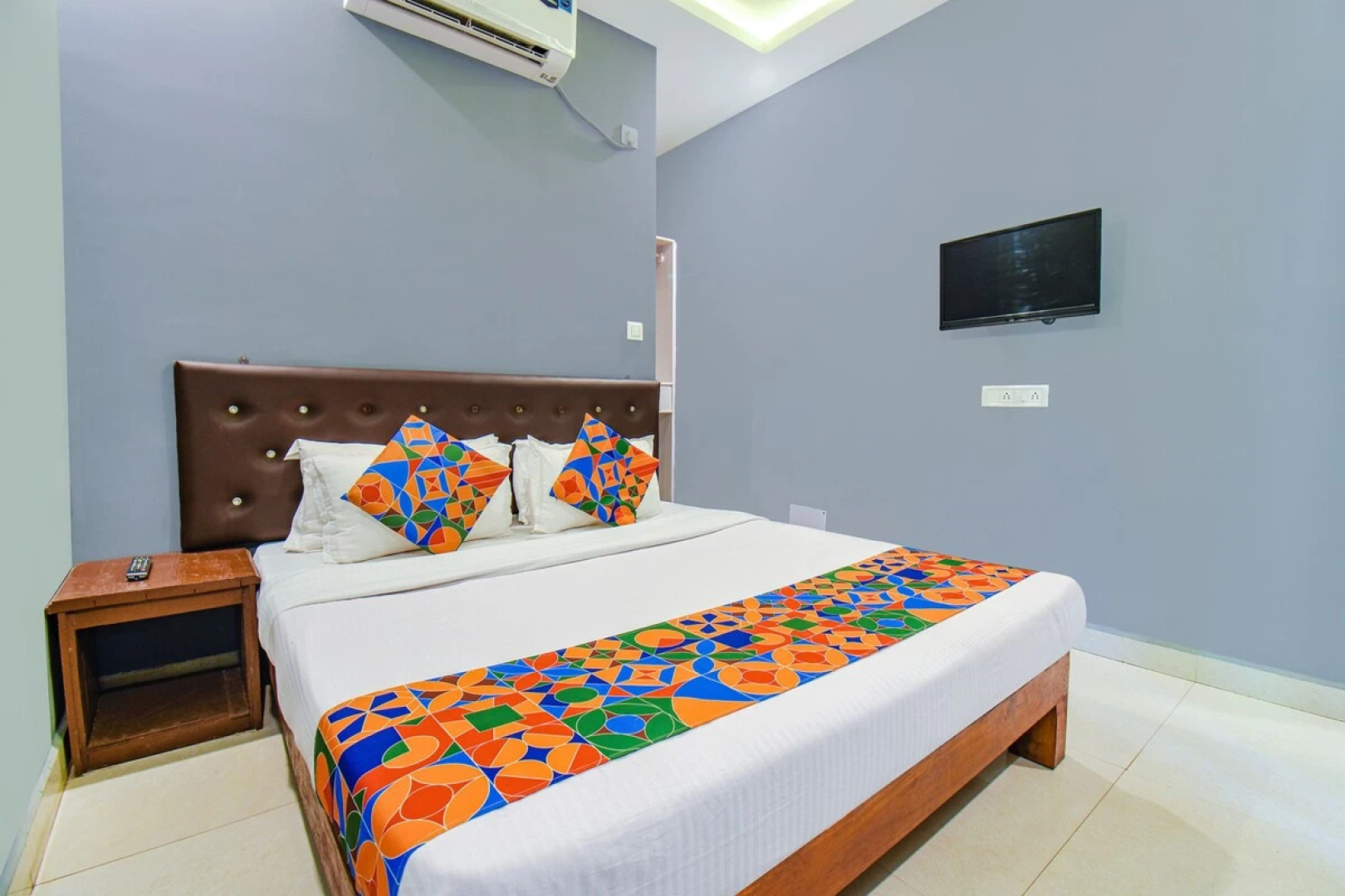 Hotel YogiTree beach Resort & Cafe