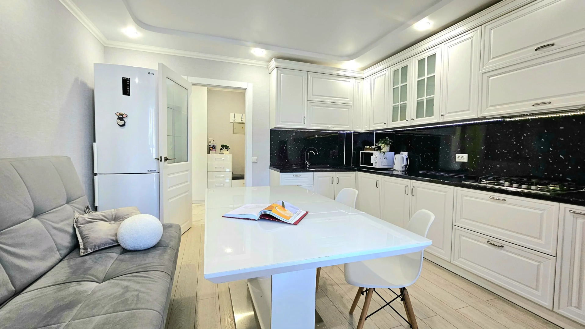 Квартира Urban Apartments 2-х комнатная рядом с метро и базой отдыха у леса