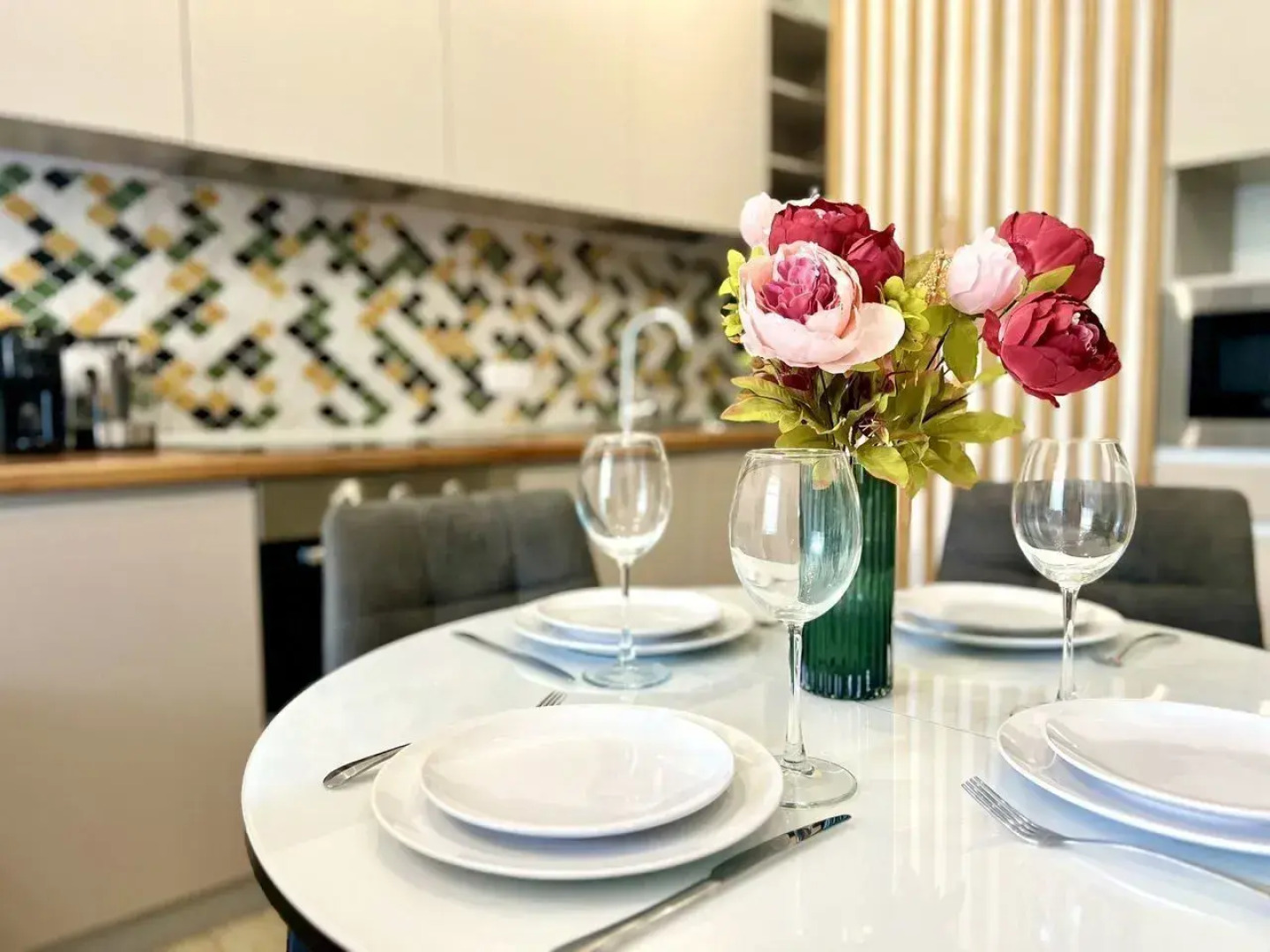 Апартаменты на Ялтинской улице, 12А. ЖК «Шато Лувр»