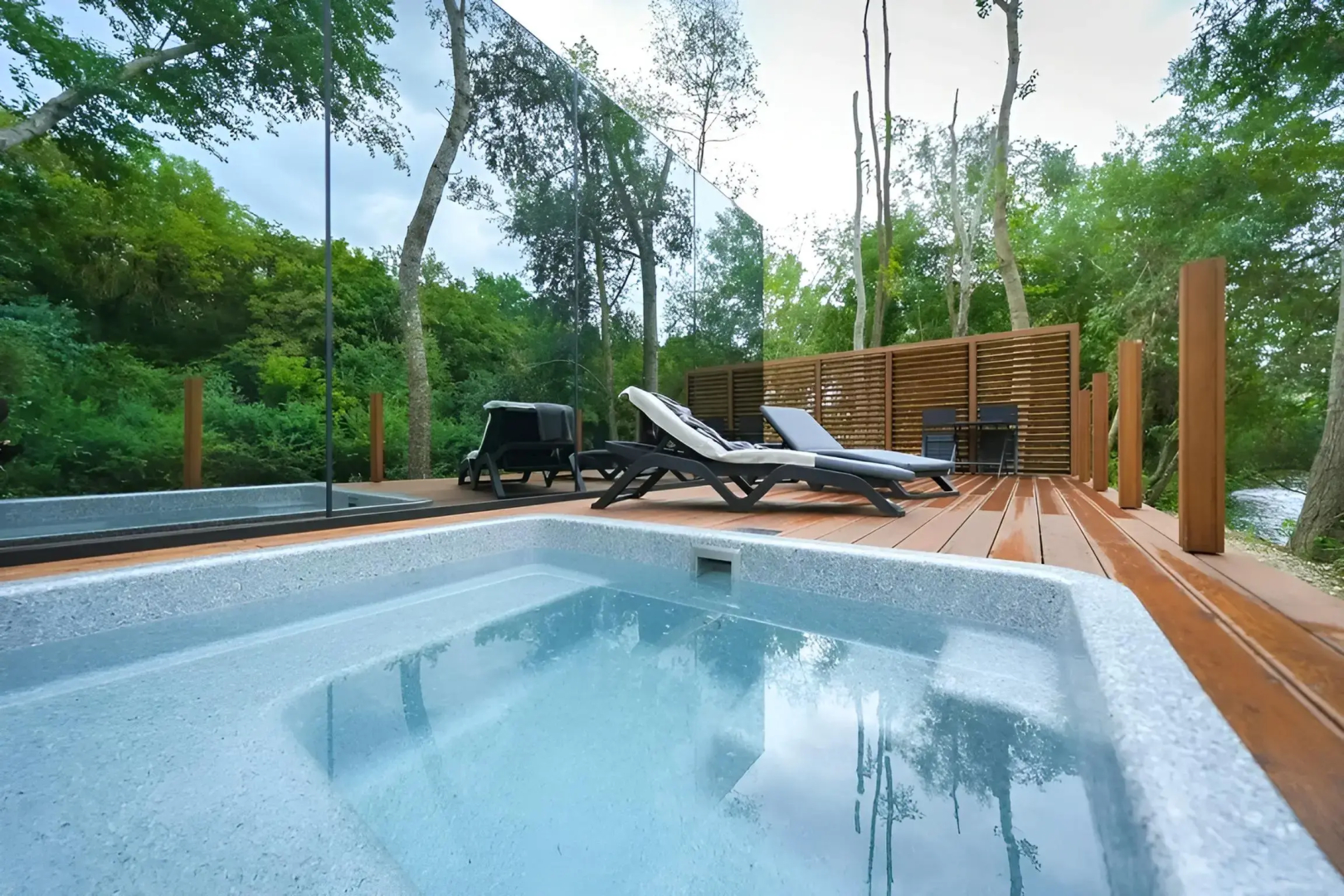 Частный Дом на Берегу Реки с Авторским Дизайном