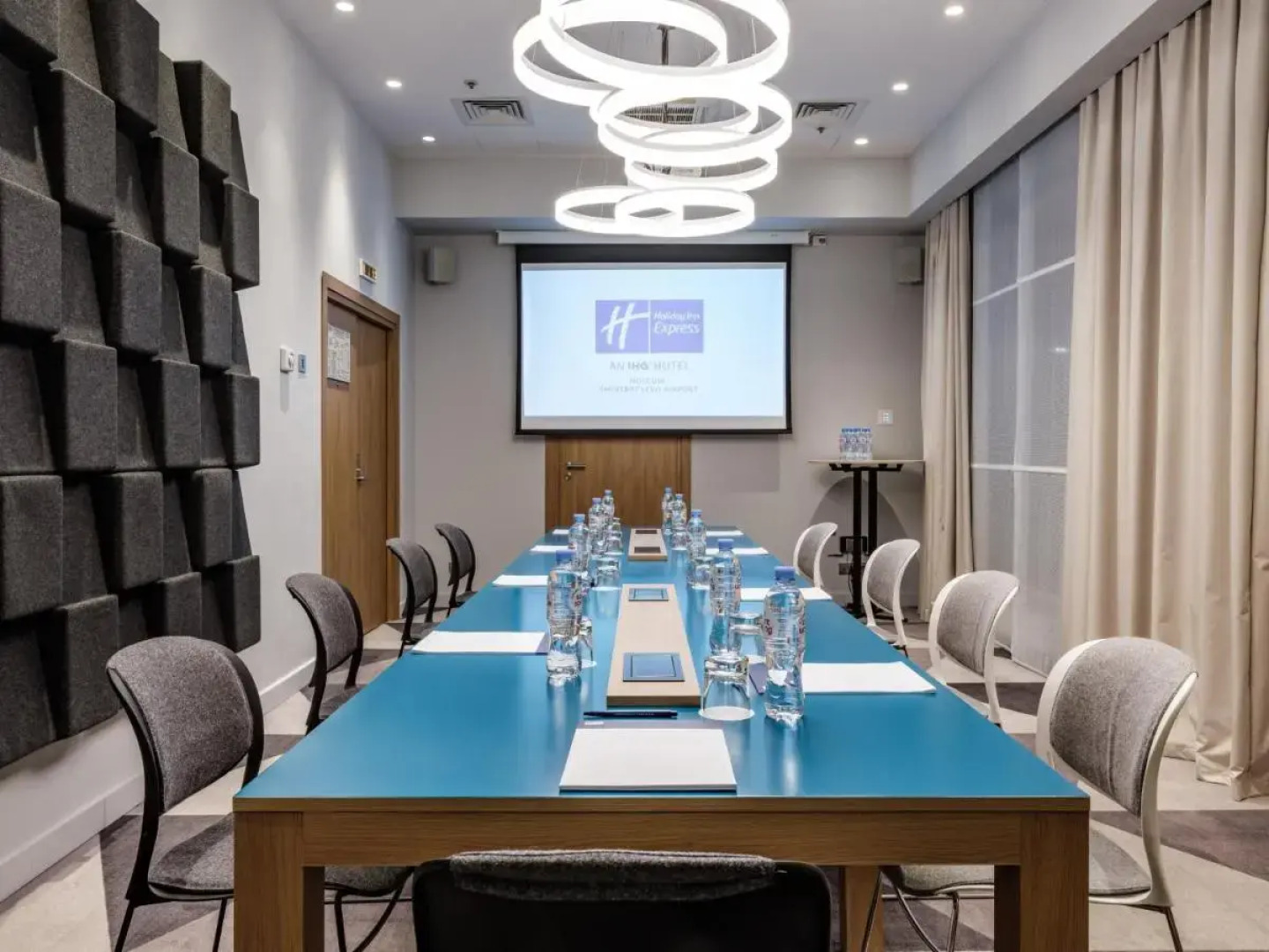 Отель Holiday Express Moscow Sheremetyevo Airport