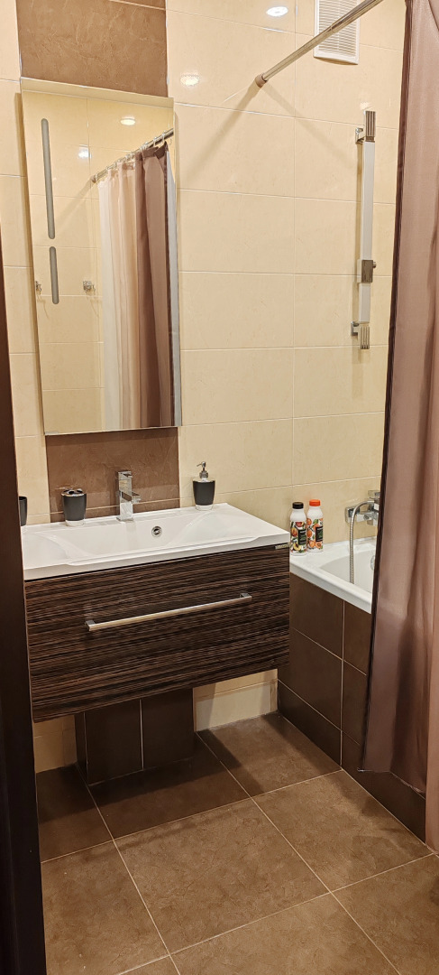 Квартира - студия в центре, есть выход на крышу и бесплатная парковка