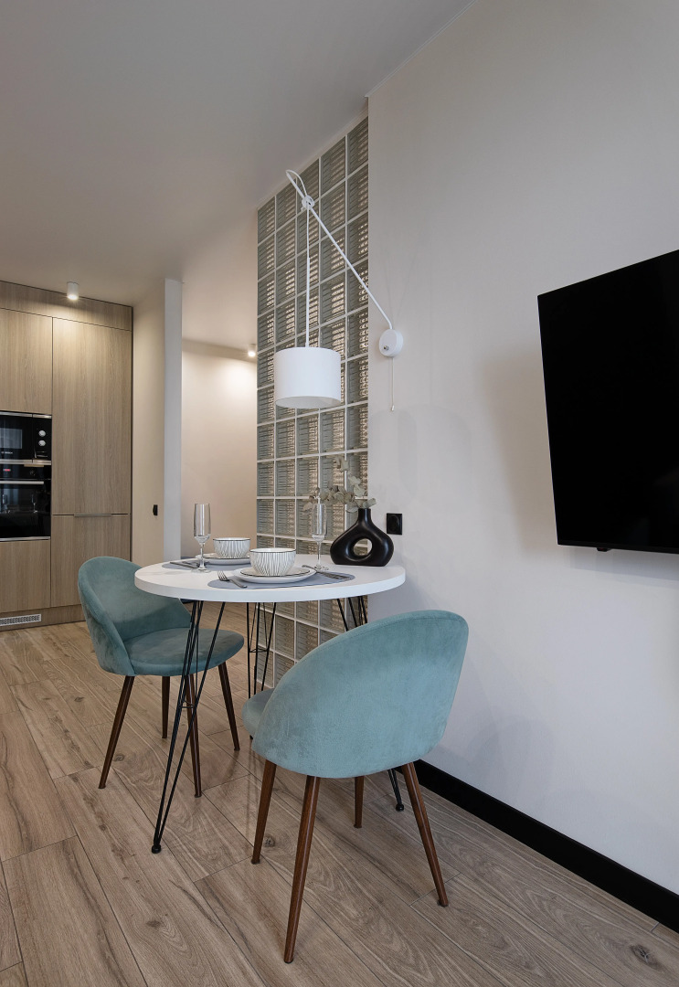 Апартаменты улучшенные в новом доме с качелей