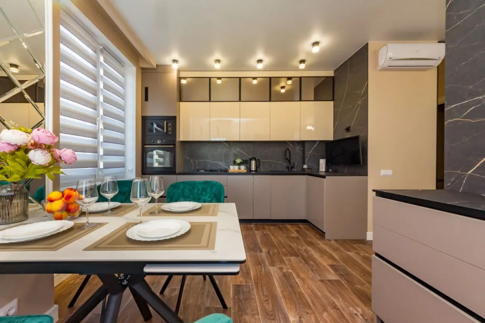 Апартаменты Emerald on Leonova