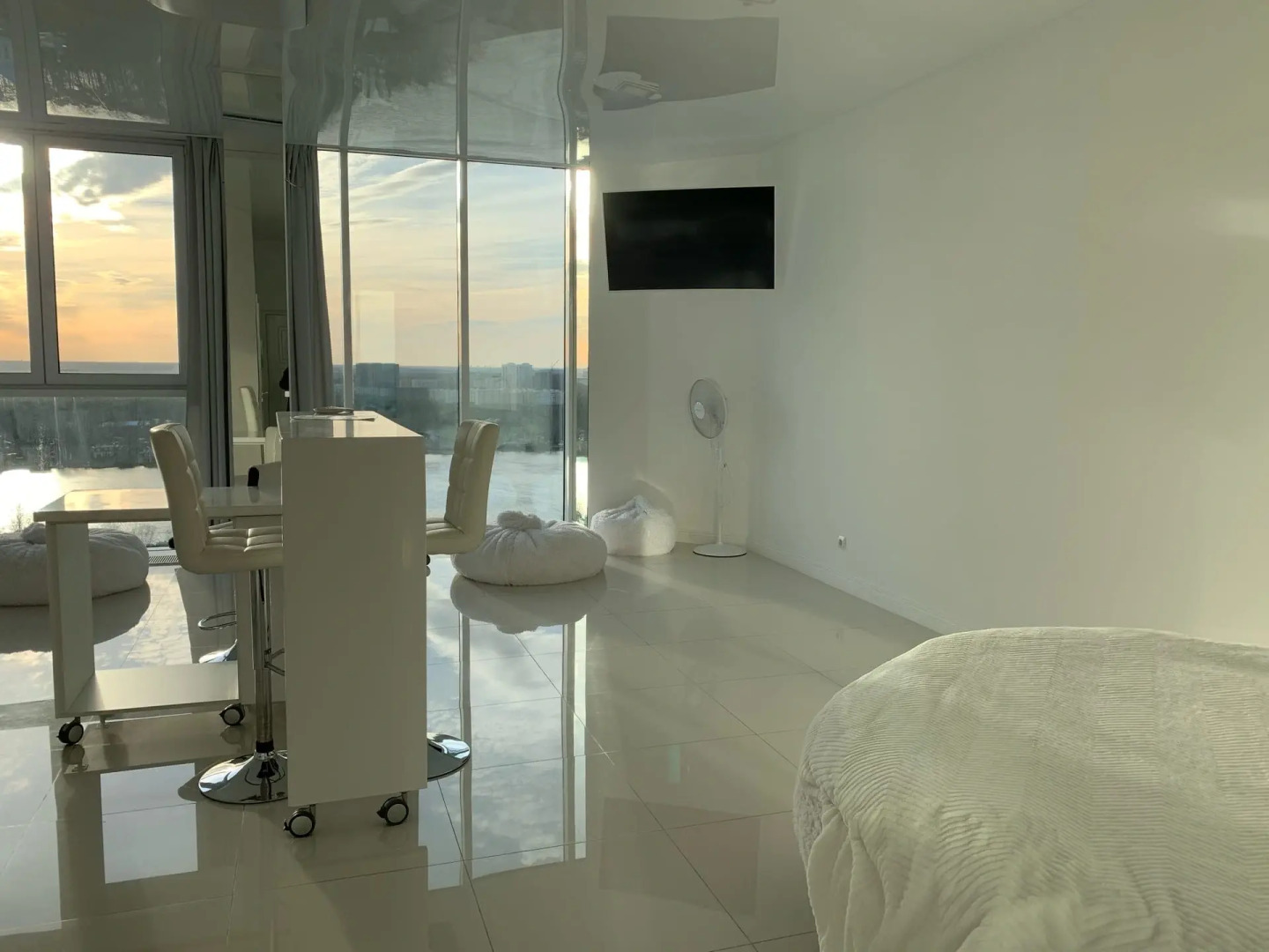 Апартаменты Белая Романтическая Студия с Панорамным Видом