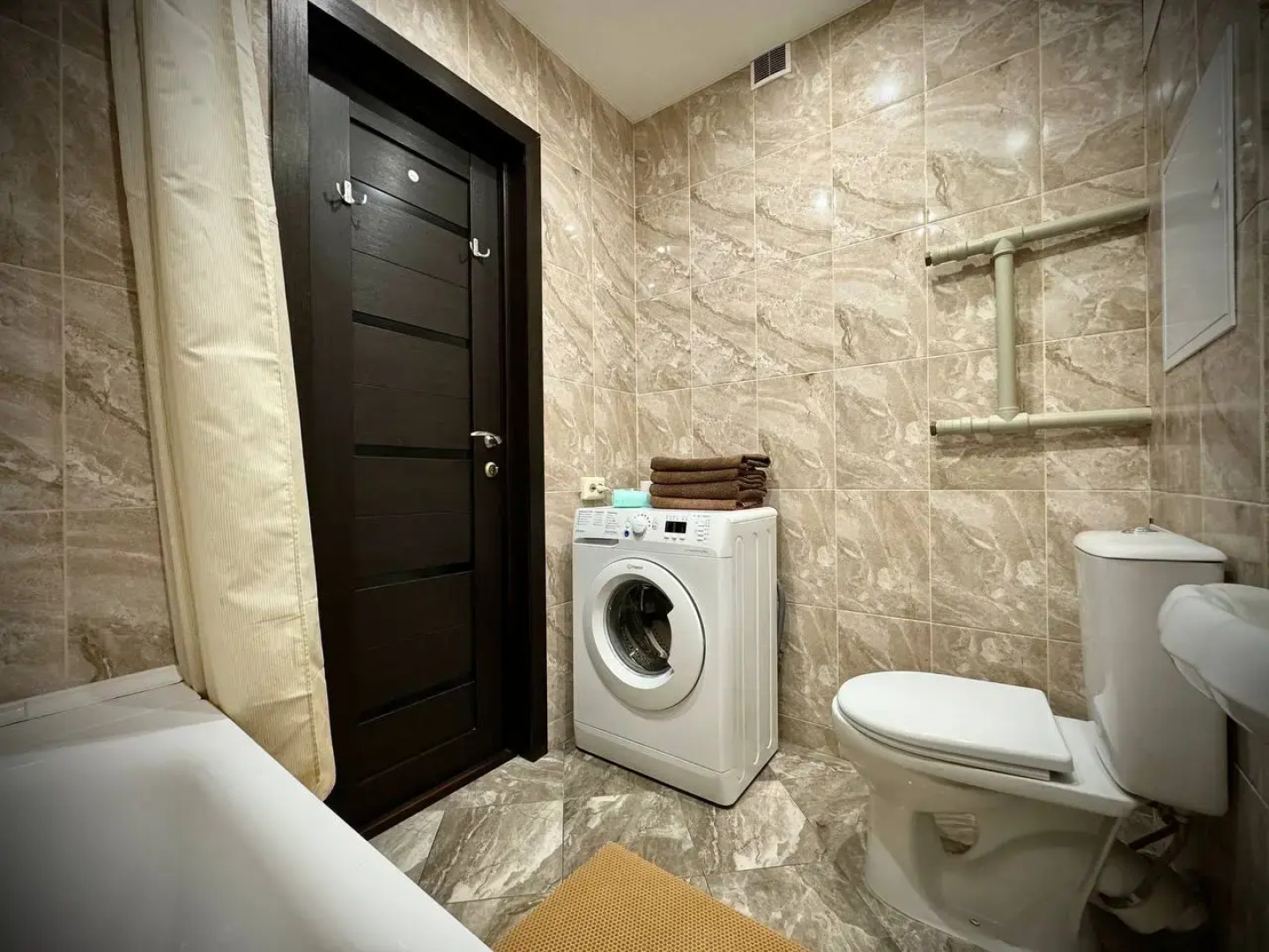 Олимпийский бульвар с видом на город