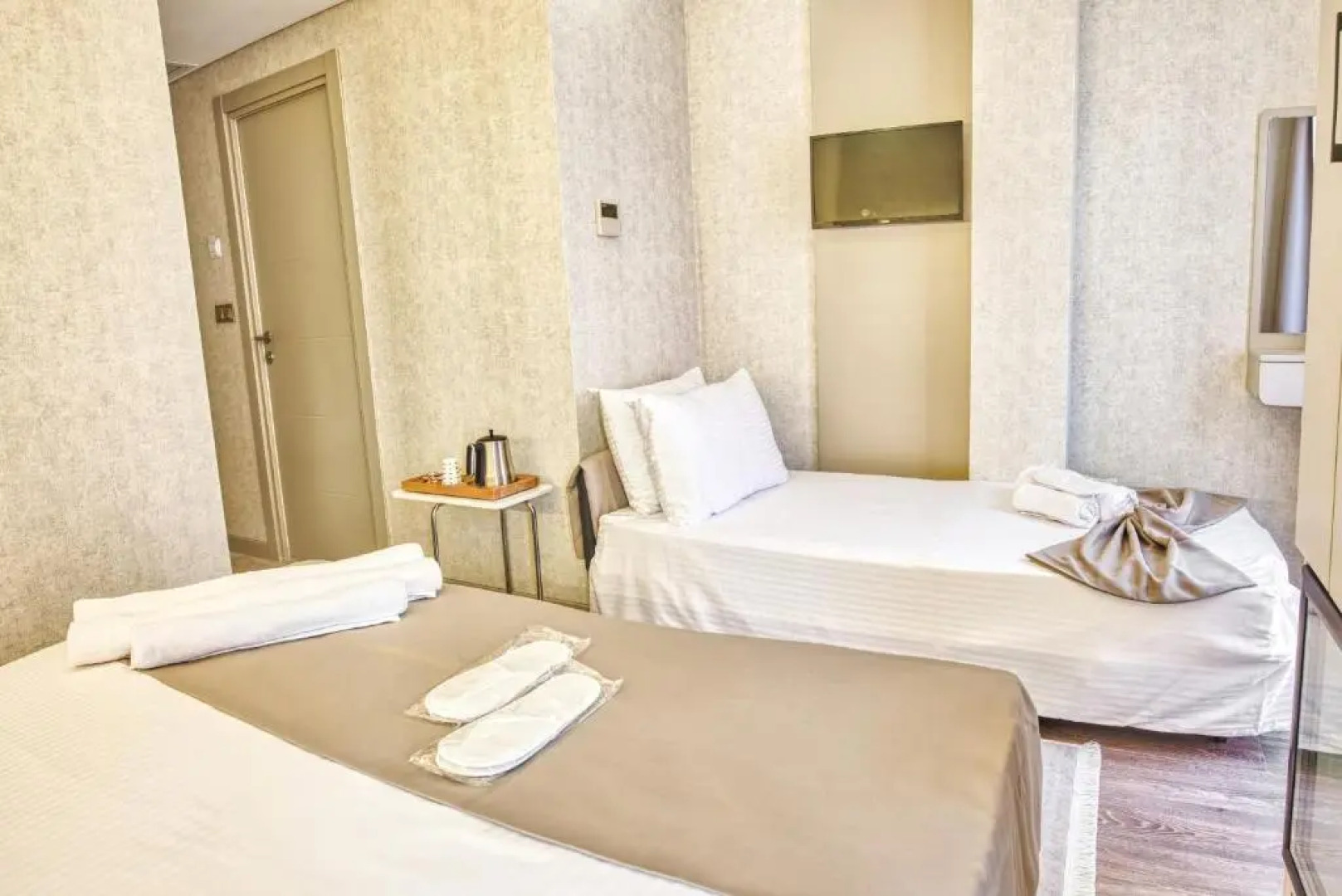 Отель Flori̇na