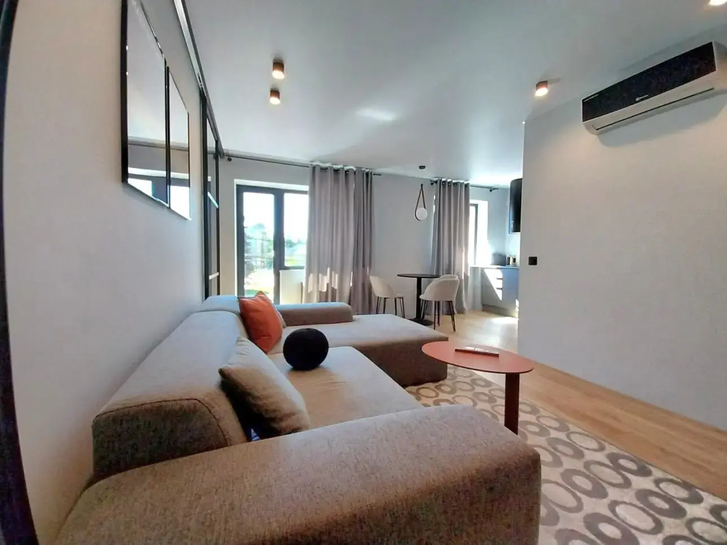 Квартира новая в центре RomanovApart