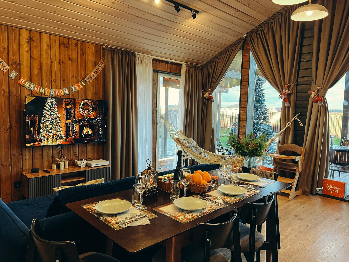 Частный дом с панорамными окнами с выходом на террасу и баней на дровах