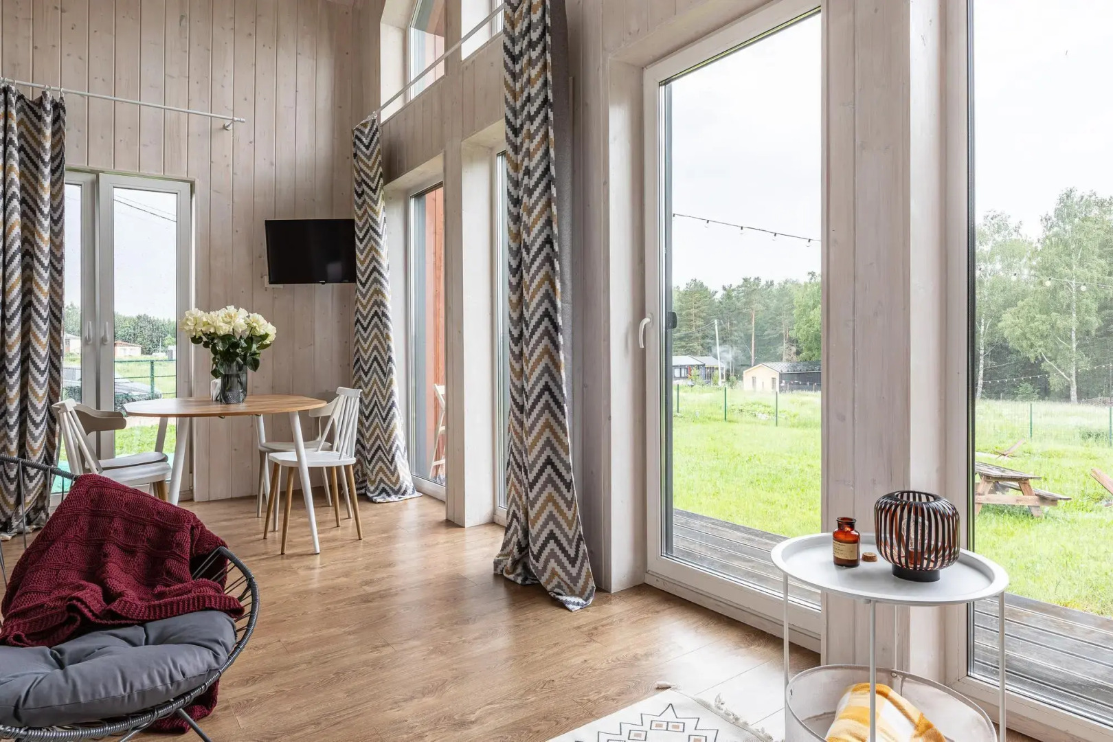 Частный Дом Яркий панорамный с видом на лес