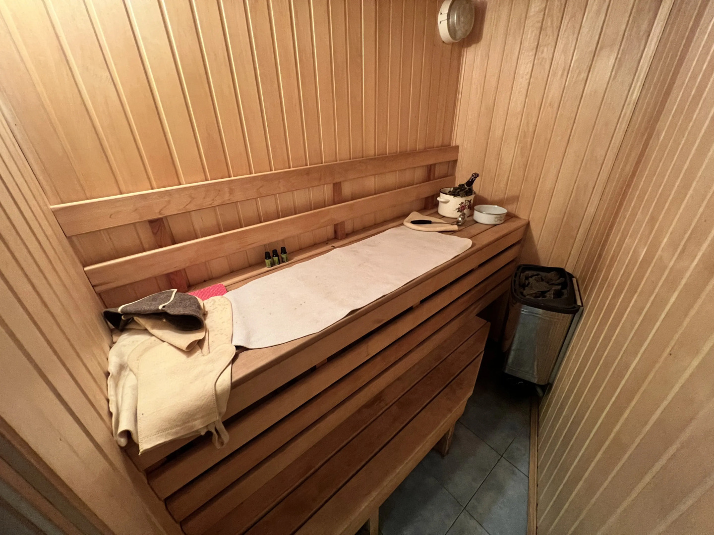 Трехкомнатная квартира с сауной и джакузи Парковка