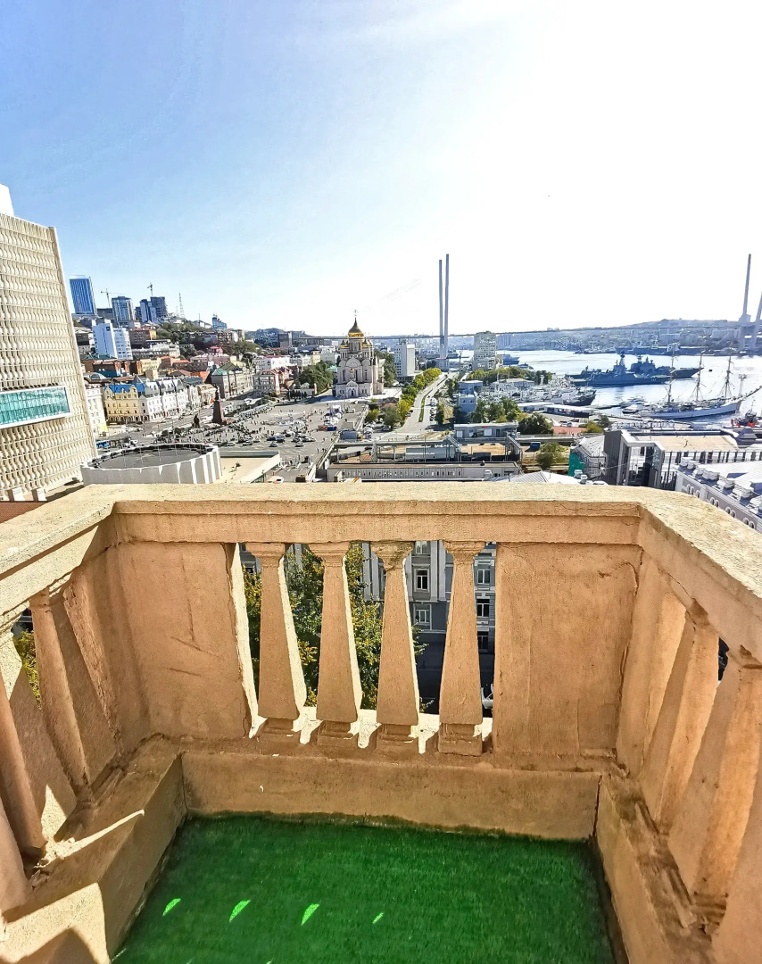 Апартаменты с балконом и видом на Золотой мост