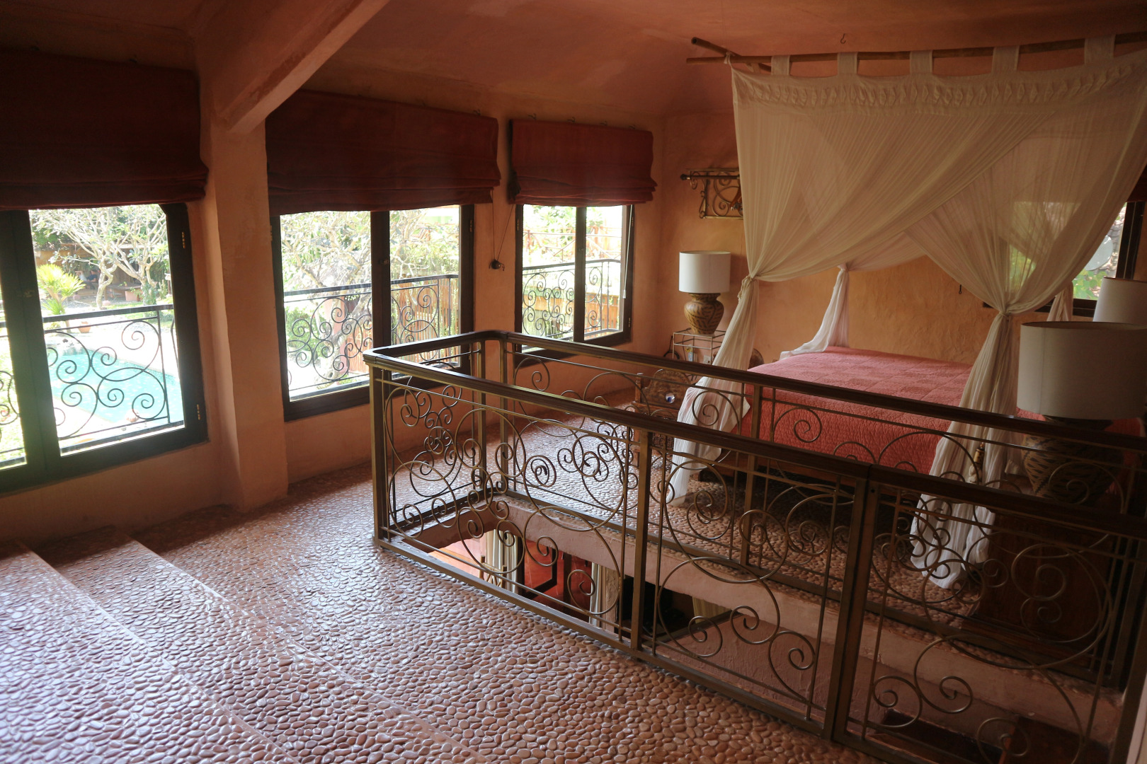 Отель La Taverna Suites