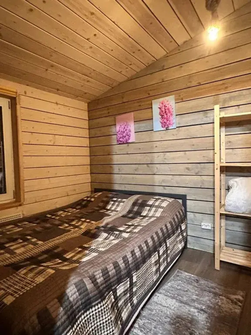 Частный дом с панорамными окнами в березовом лесу, терраса, баня, мангал