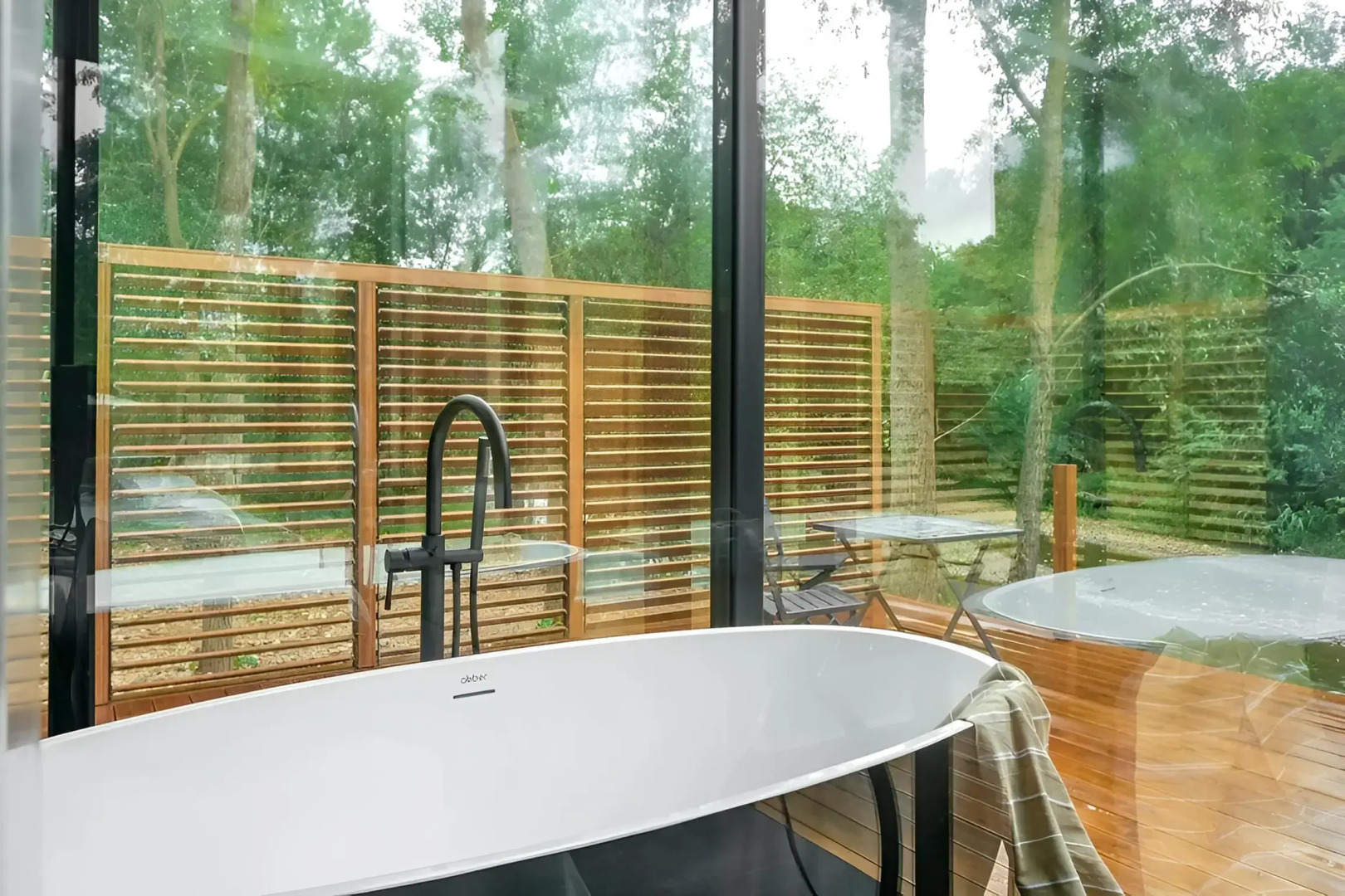 Частный Дом на Берегу Реки с Авторским Дизайном