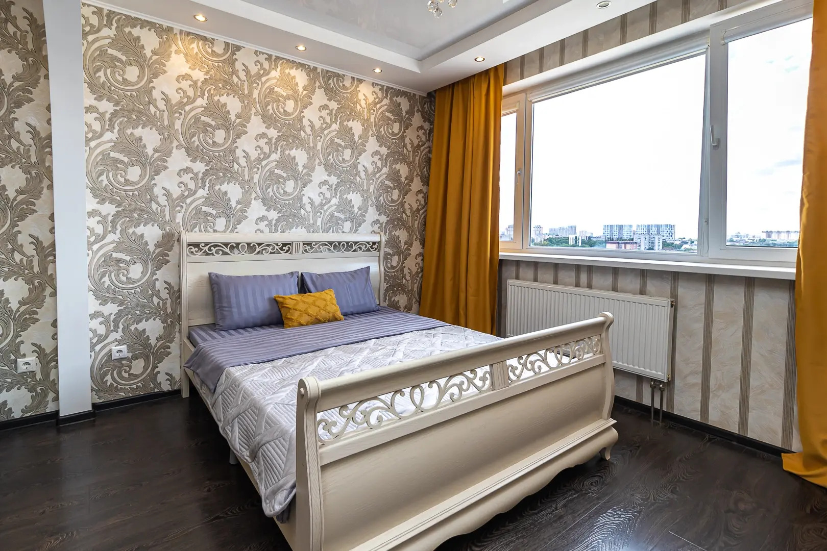 Квартира Просторная двухкомнатная недалеко от парка Галицкого