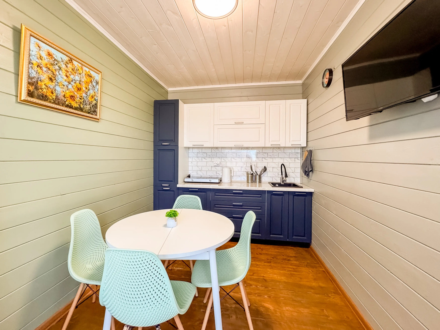 Частный дом Небольшой дом у озера