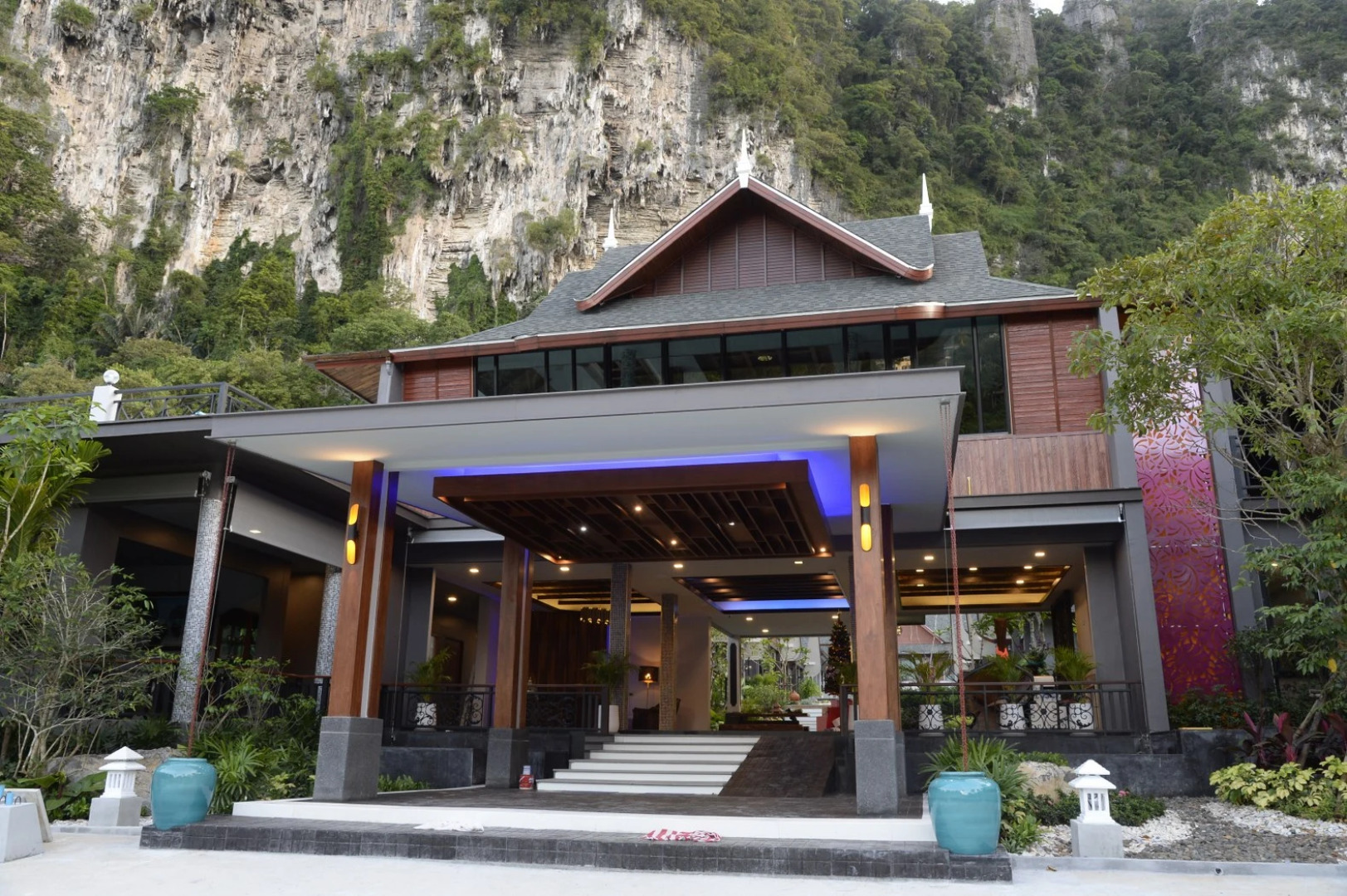 Отель The Scene Cliff View Villas