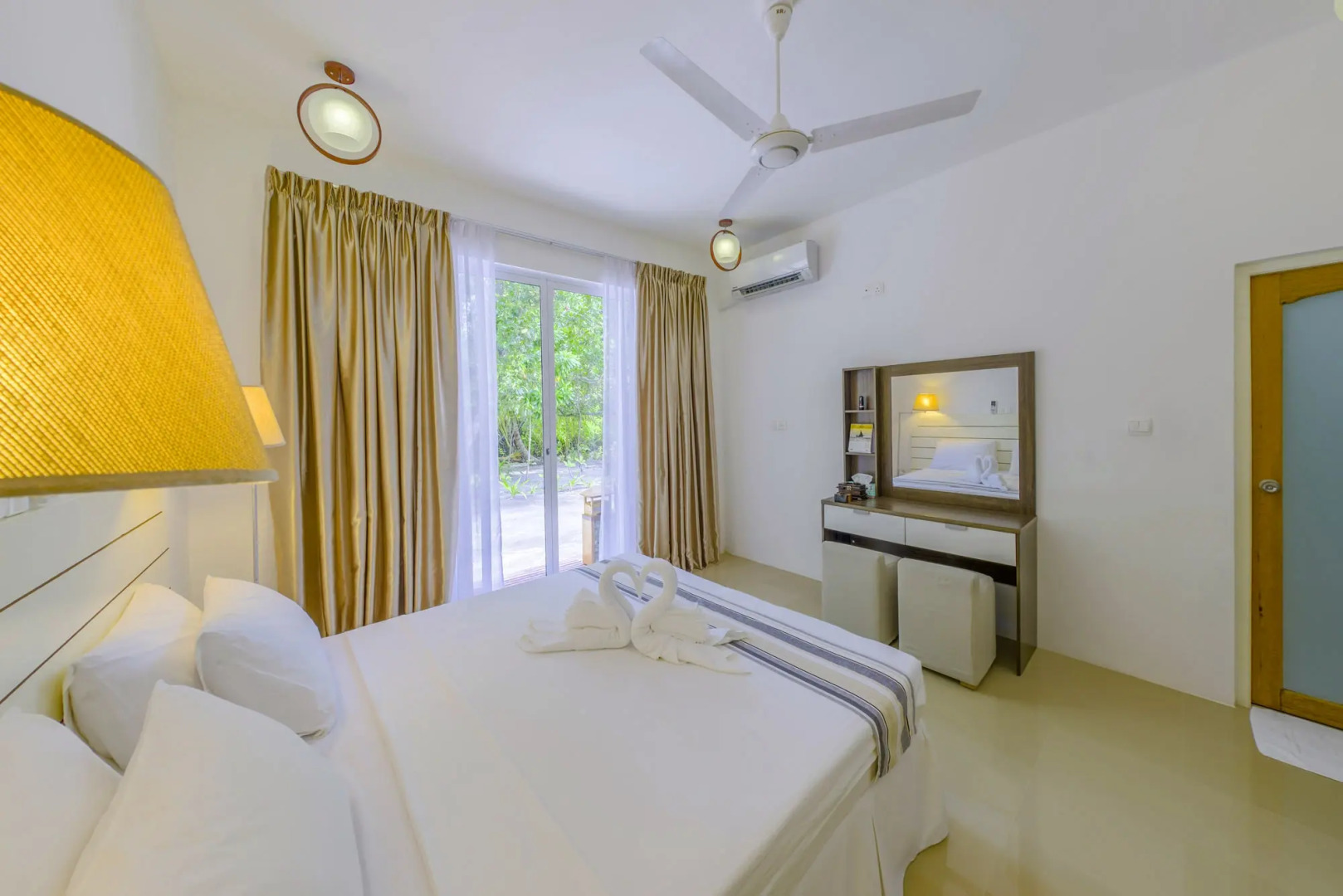 Отель Dhigurah Retreat Beach