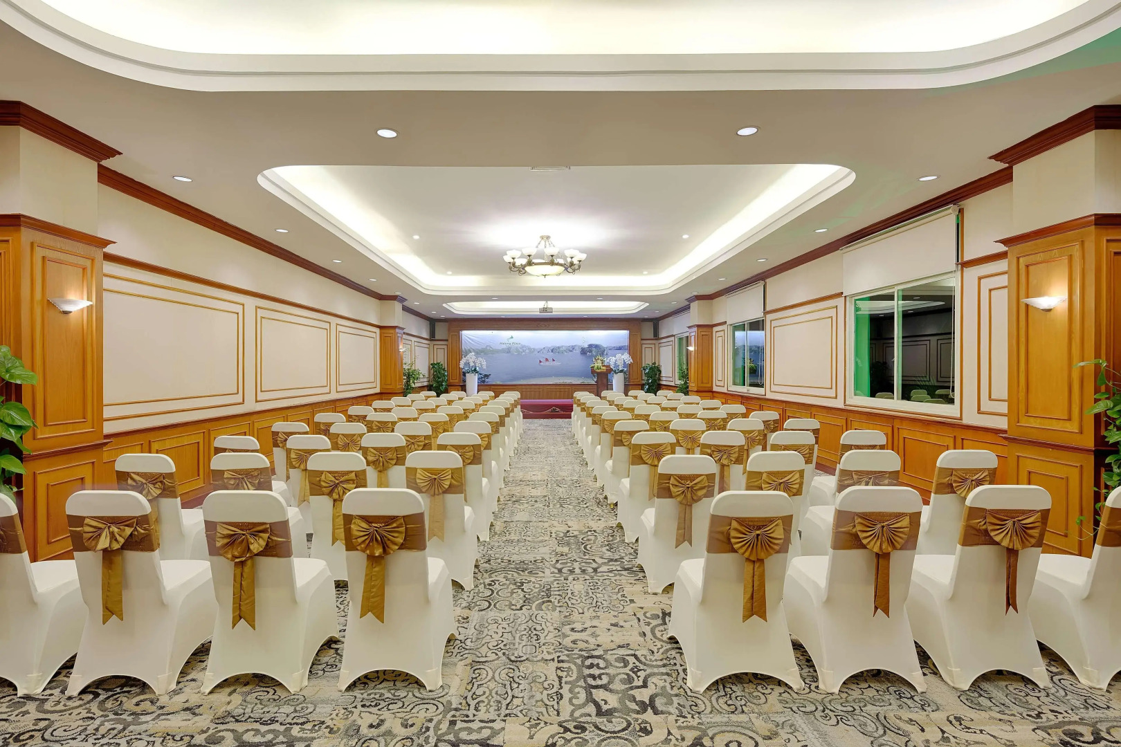 Отель Halong Plaza