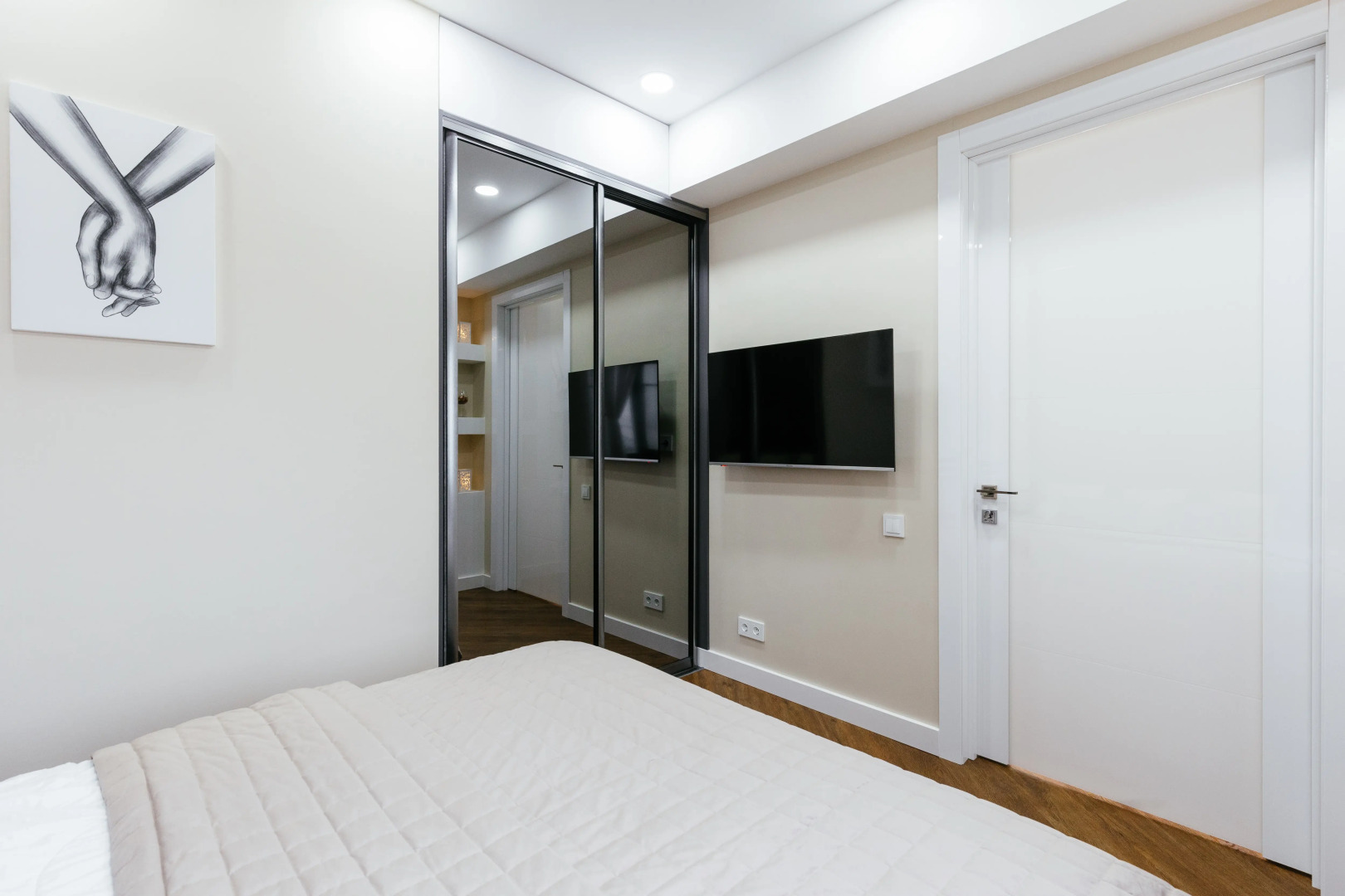 Апартаменты ROOM ROUR с видом на МОСТ ВЛЮБЛЕННЫХ