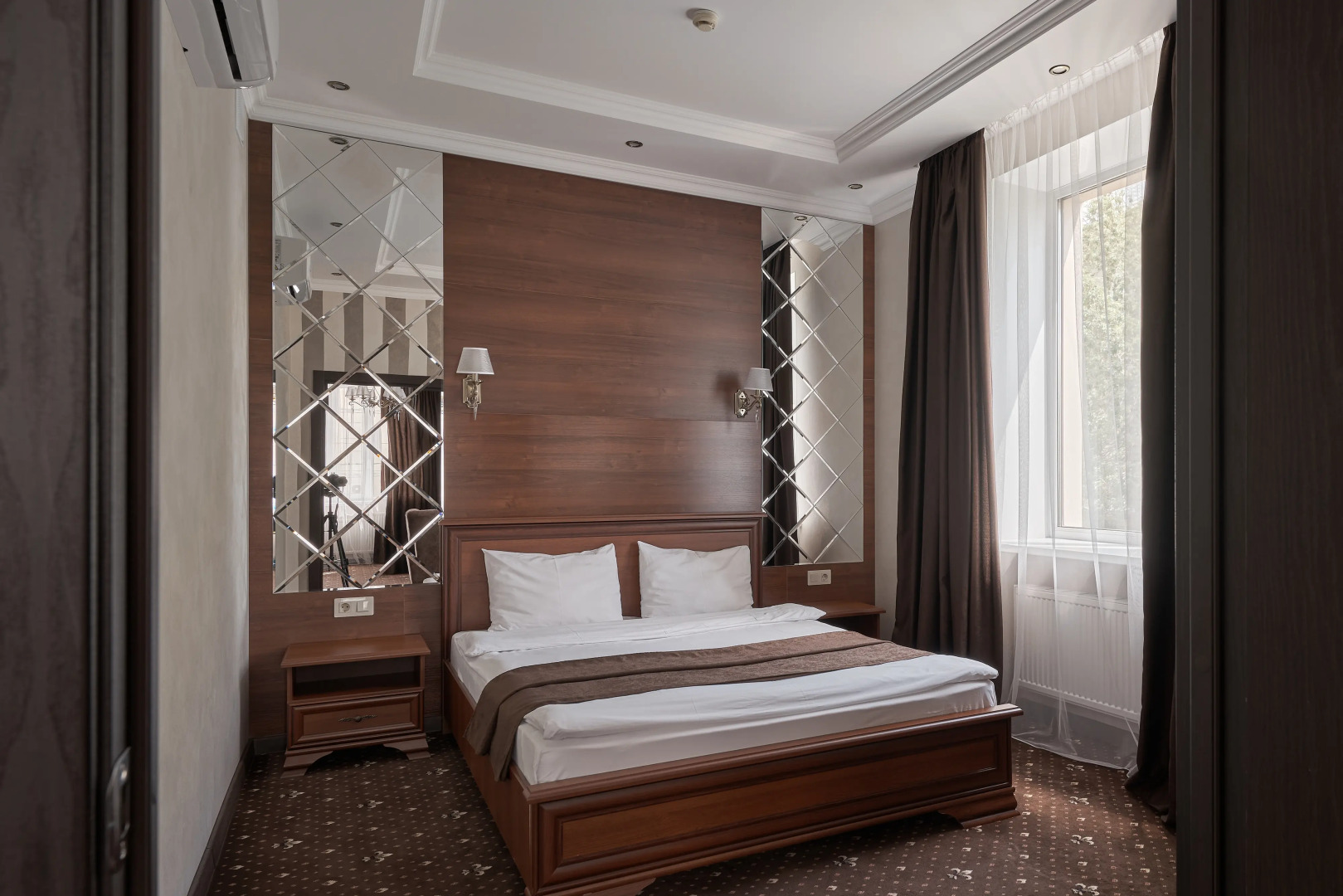 Отель Корона