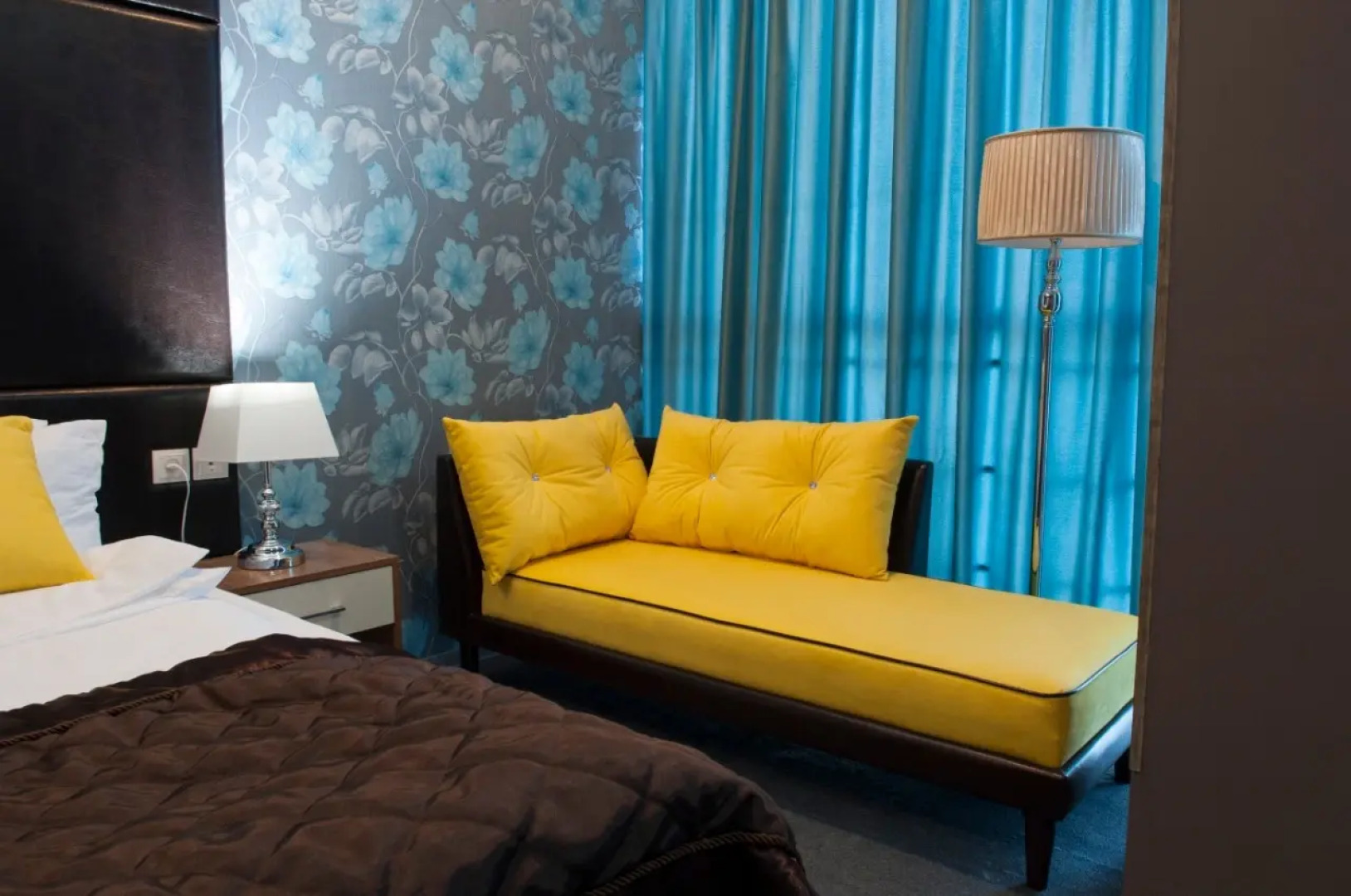 Отель Square Inn