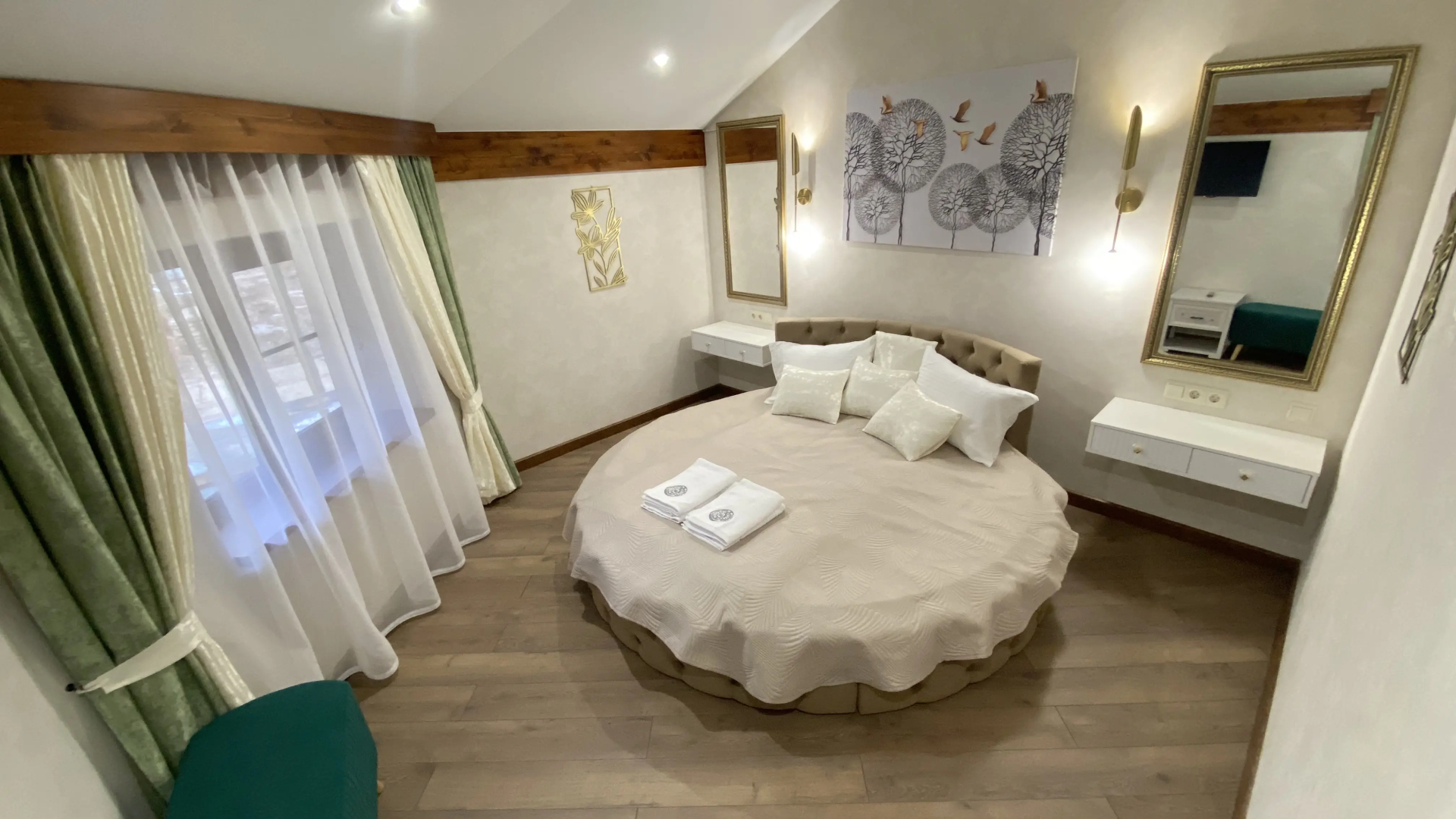 Апартаменты двухкомнатные ВИП 5 Дворик Друзей