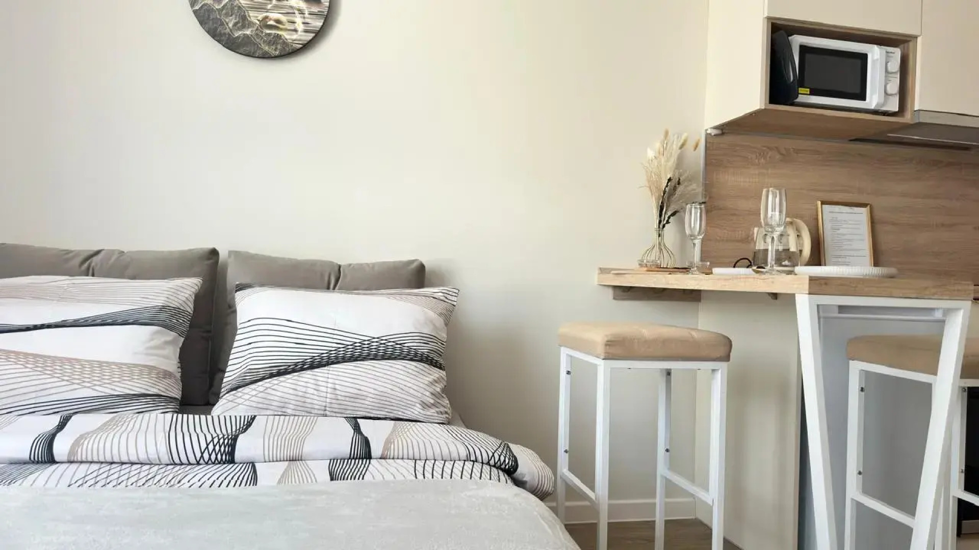 Апартаменты Шикарная студия у Жд Вокзала и ЛеманаПРО