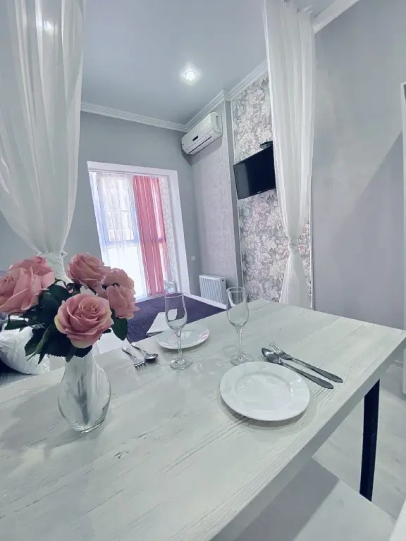 Стильная студия Фиолет возле парка и лебединого озера