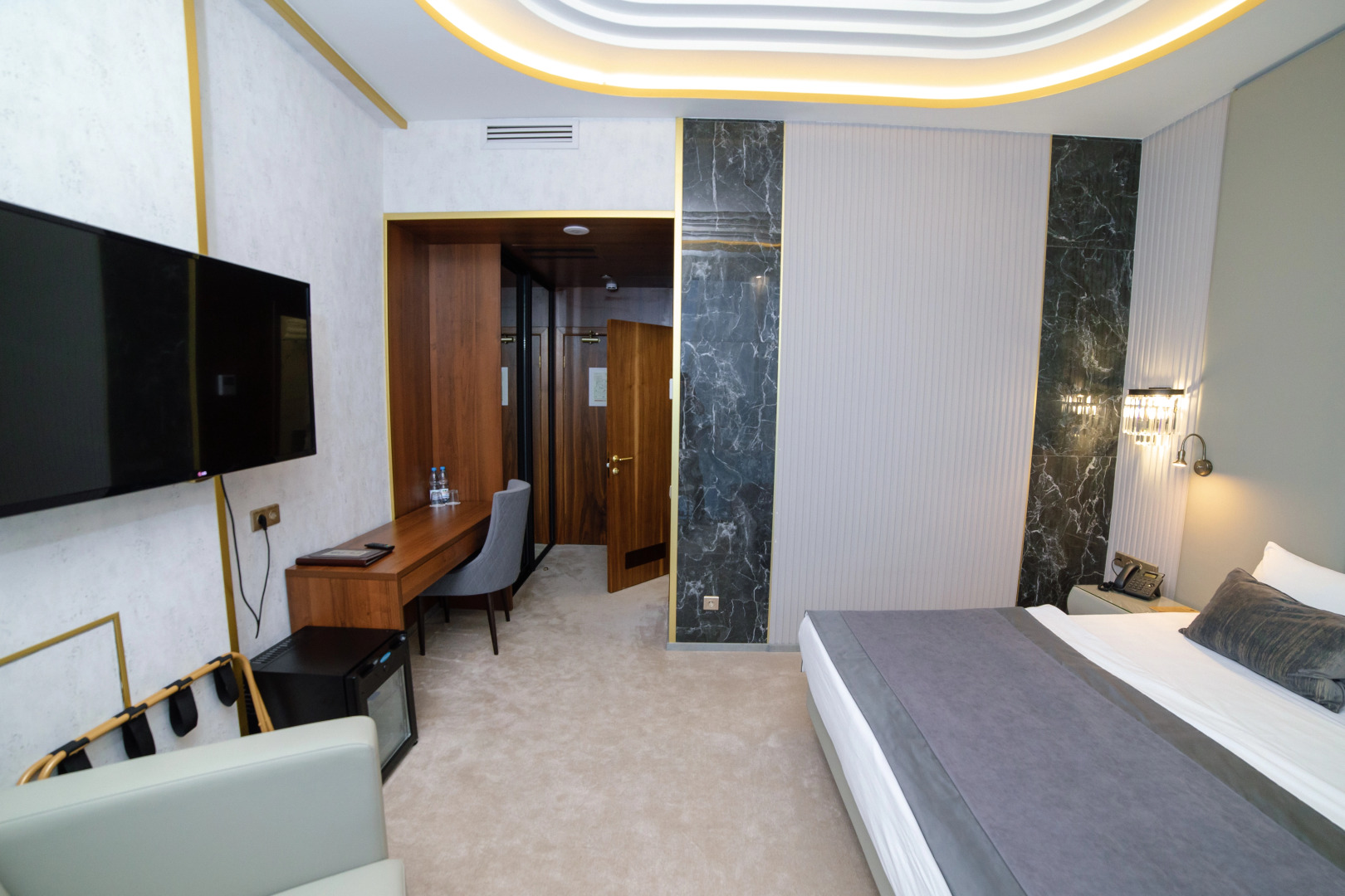 Отель Довгий