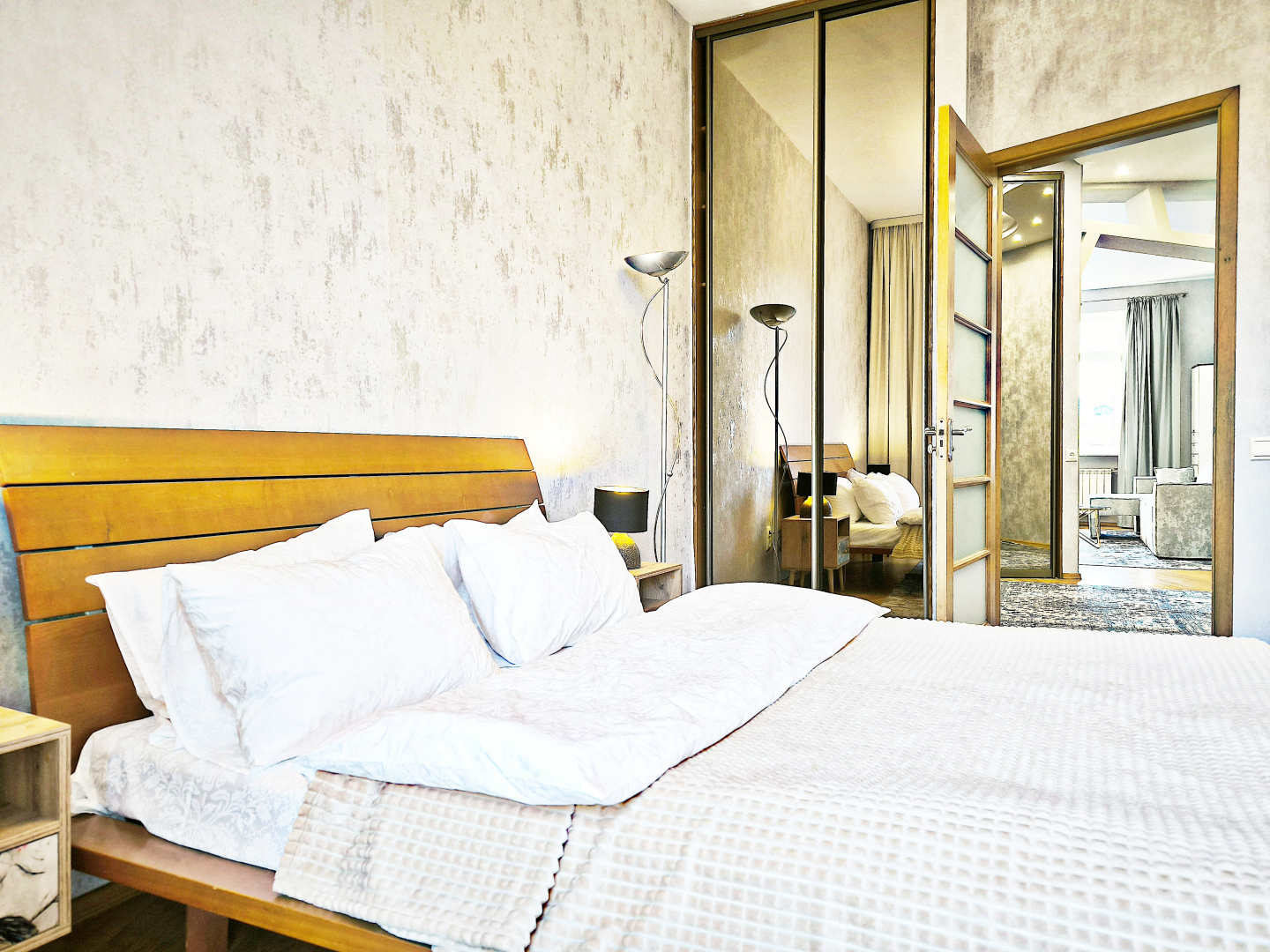 Апартаменты Центр Легендарный Дом под Шпилем | Огромная Трёшка