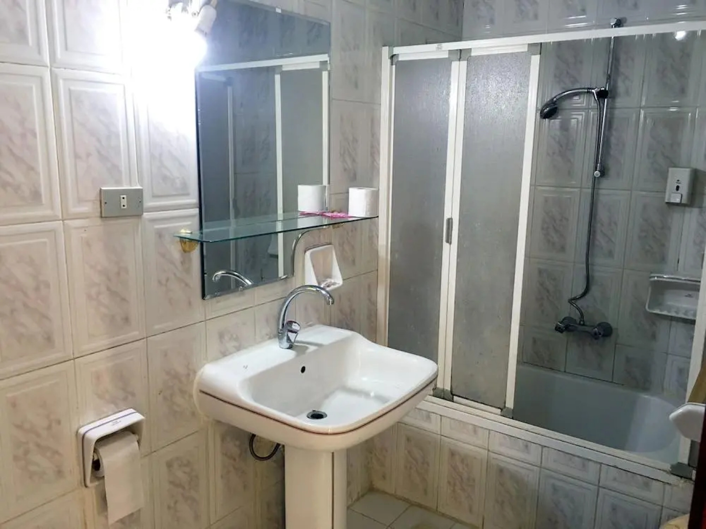 Отель Gaddis Hotel, Suites and Apartments