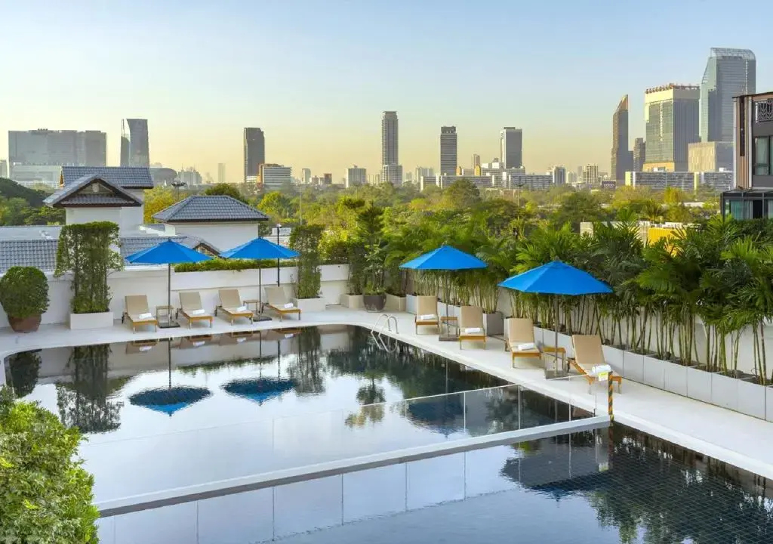 Отель Centre Point Hotel Sukhumvit 10