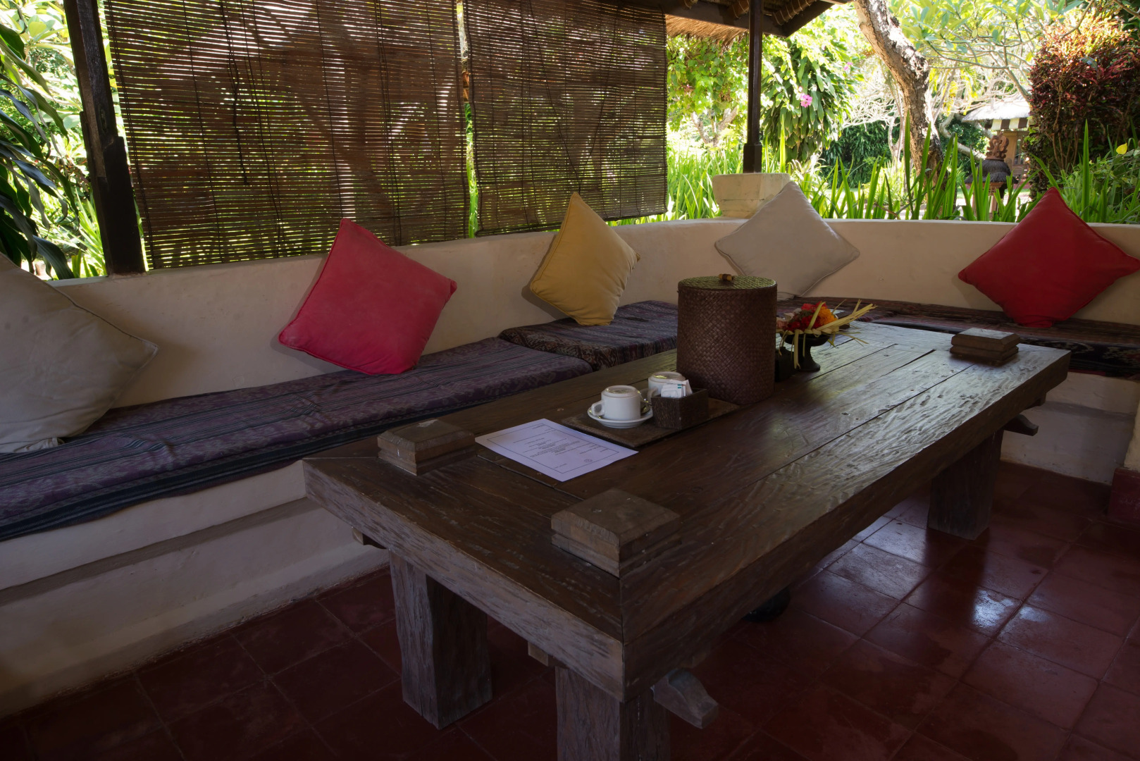 Отель La Taverna Suites