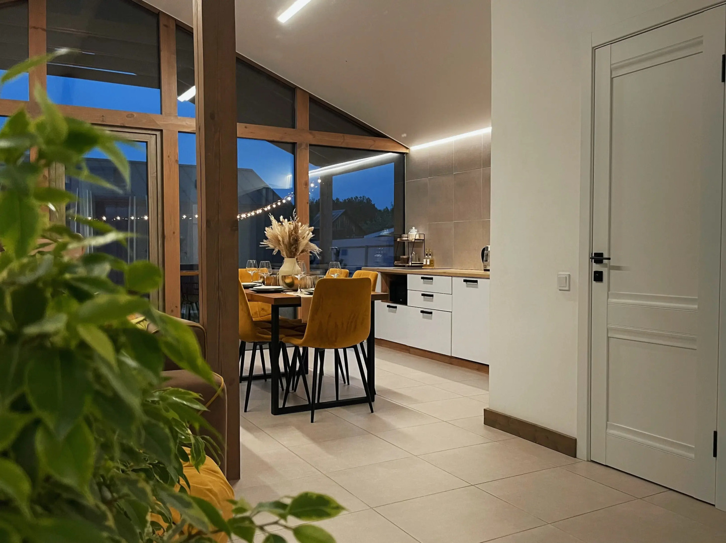 Частный дом просторный барнхаус с панорамными окнами