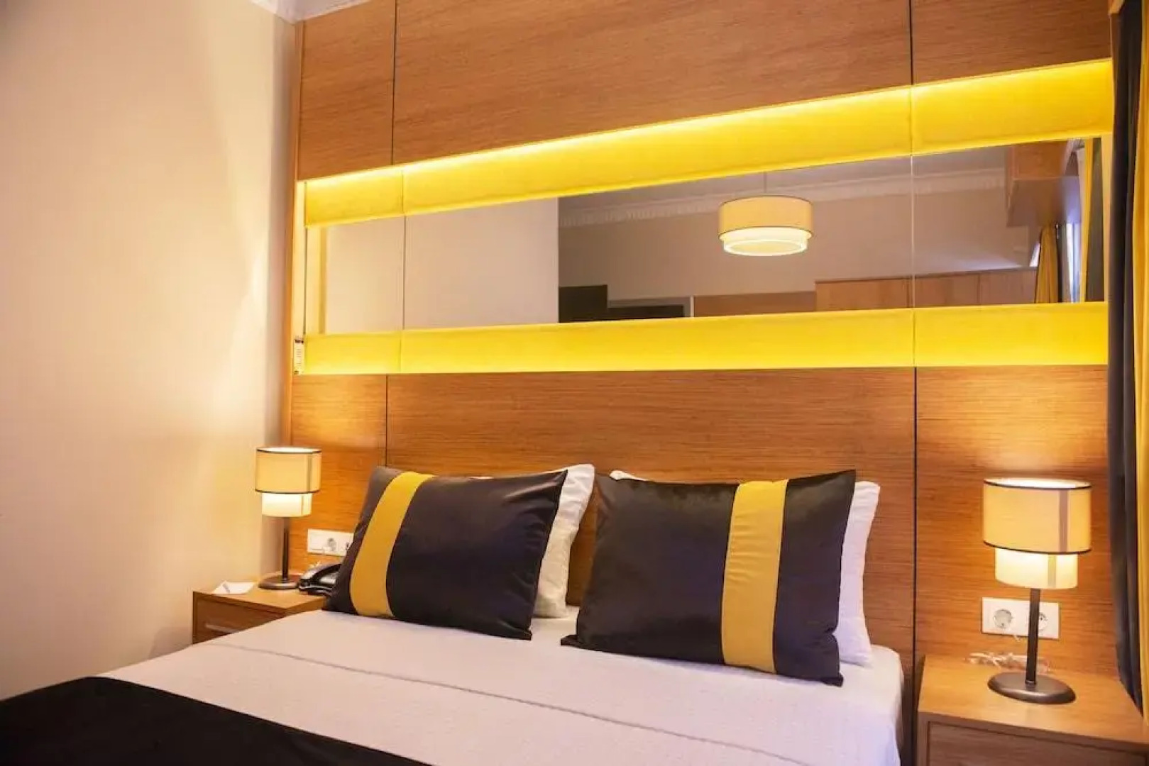 Отель Karamans Sirkeci Suites Hotel