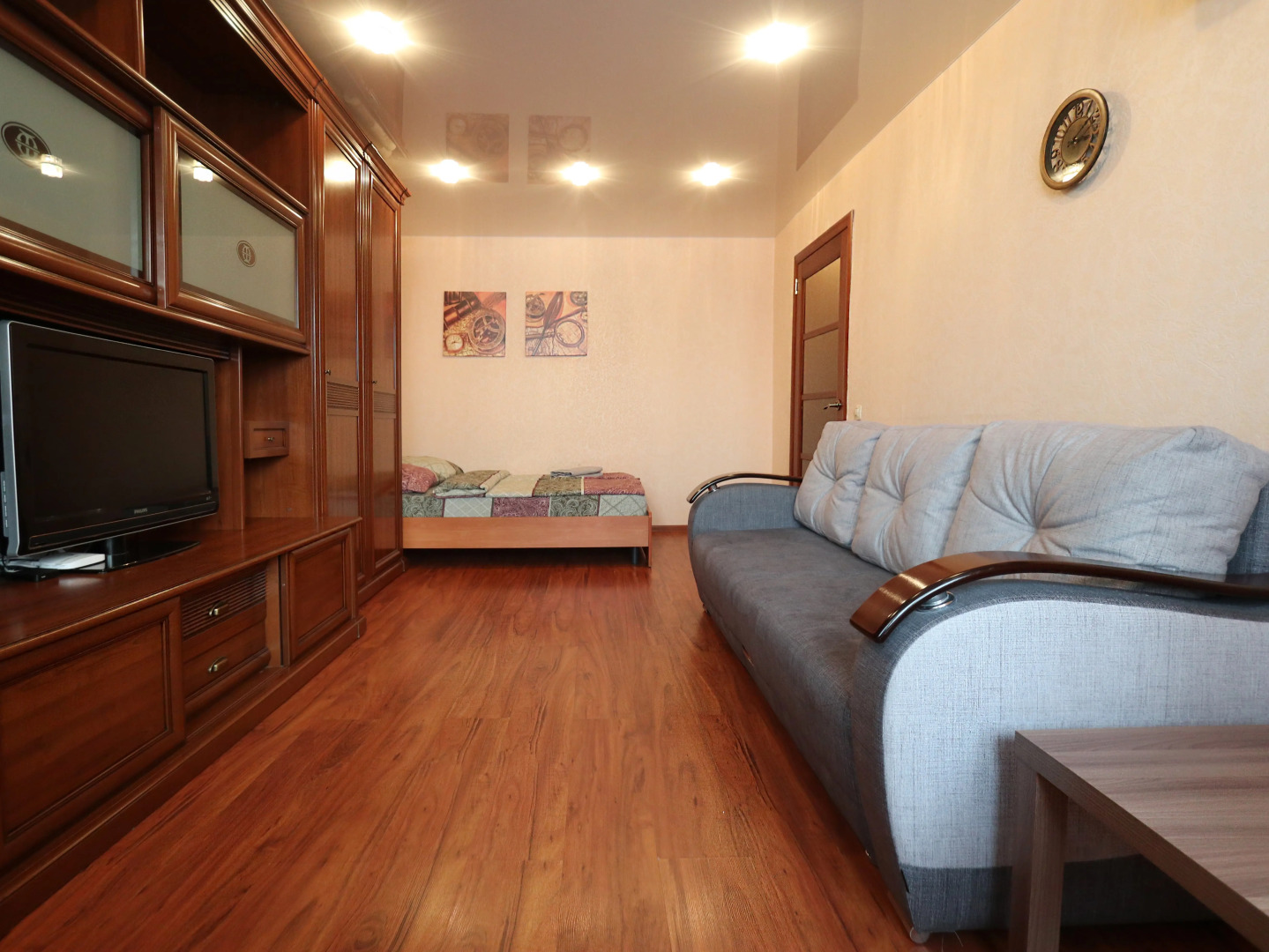 Апартаменты Granada Тихая уютная однокомнатная с шикарным видом на город и пруд