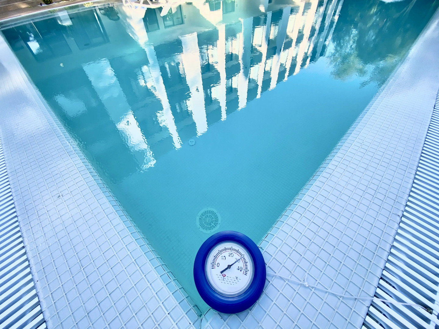 Апартаменты в отеле с подогреваемым бассейном