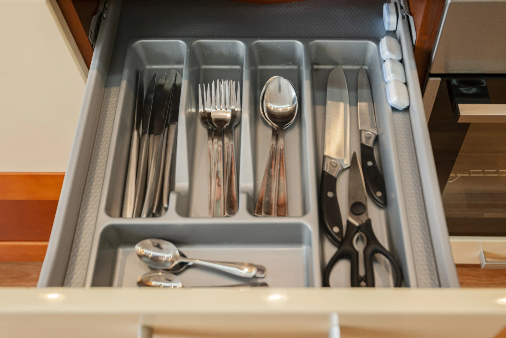 Квартира 3-к просторная недалеко от МНТК на пр.9-ой Пятилетки от RentAp, 6 сп.мест