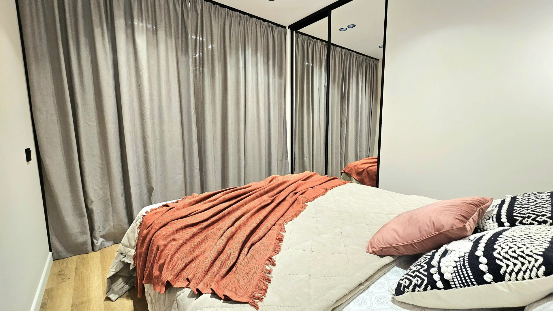 Квартира с Дизайнерским Ремонтом в Центральной Части Города от Urban Apartments