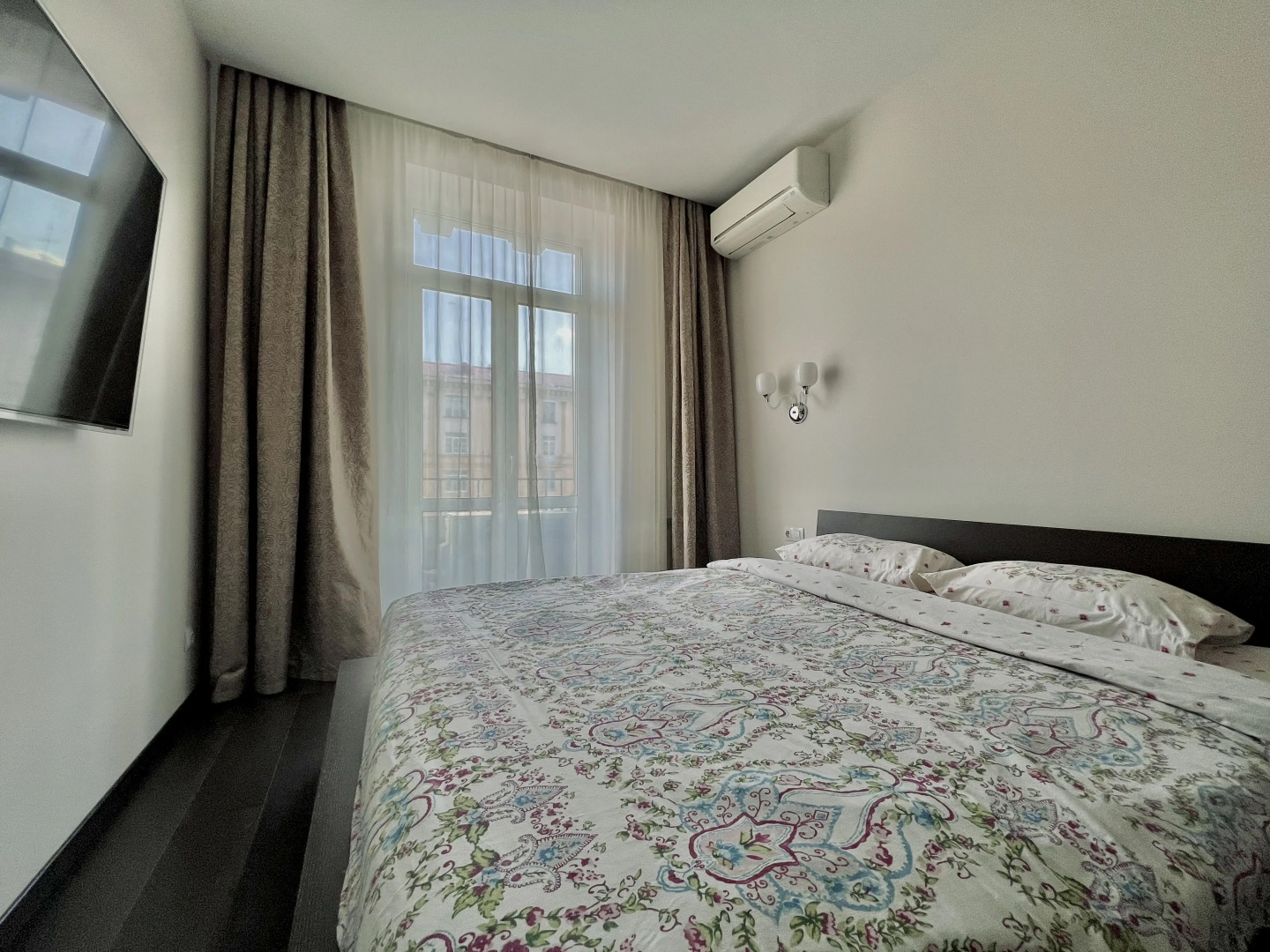 Апартаменты Прекрасная Двухкомнатная Квартира с Видом на Главный Проспект