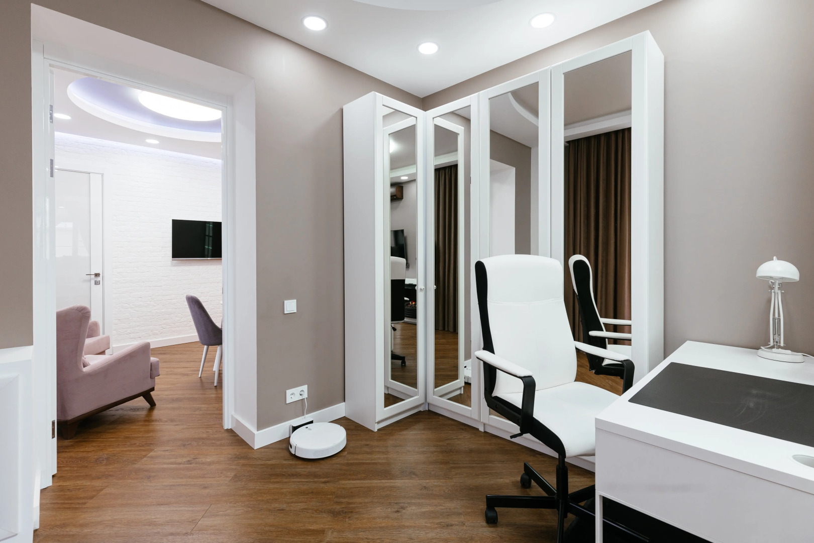 Апартаменты ROOM ROUR с видом на МОСТ ВЛЮБЛЕННЫХ