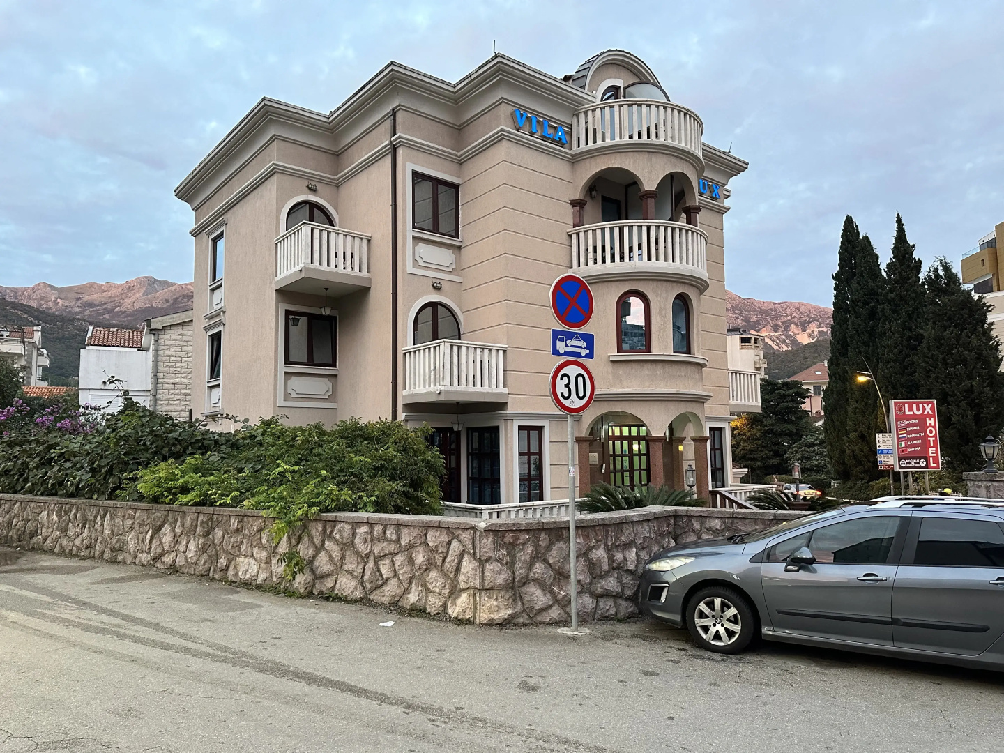 Отель Beatrix Lux Hotel